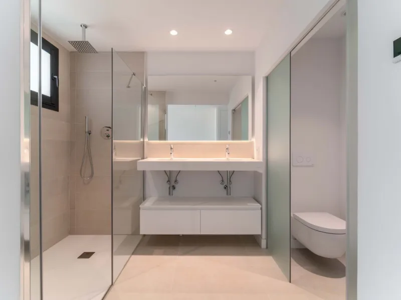 Welcome to a beautifully positioned southwest-facing garden apartment in the heart of Higuerón — a home that offers both privacy and extraordinary views. Located on the eastern corner of the building, this residence is one of only two ground-floor apartme