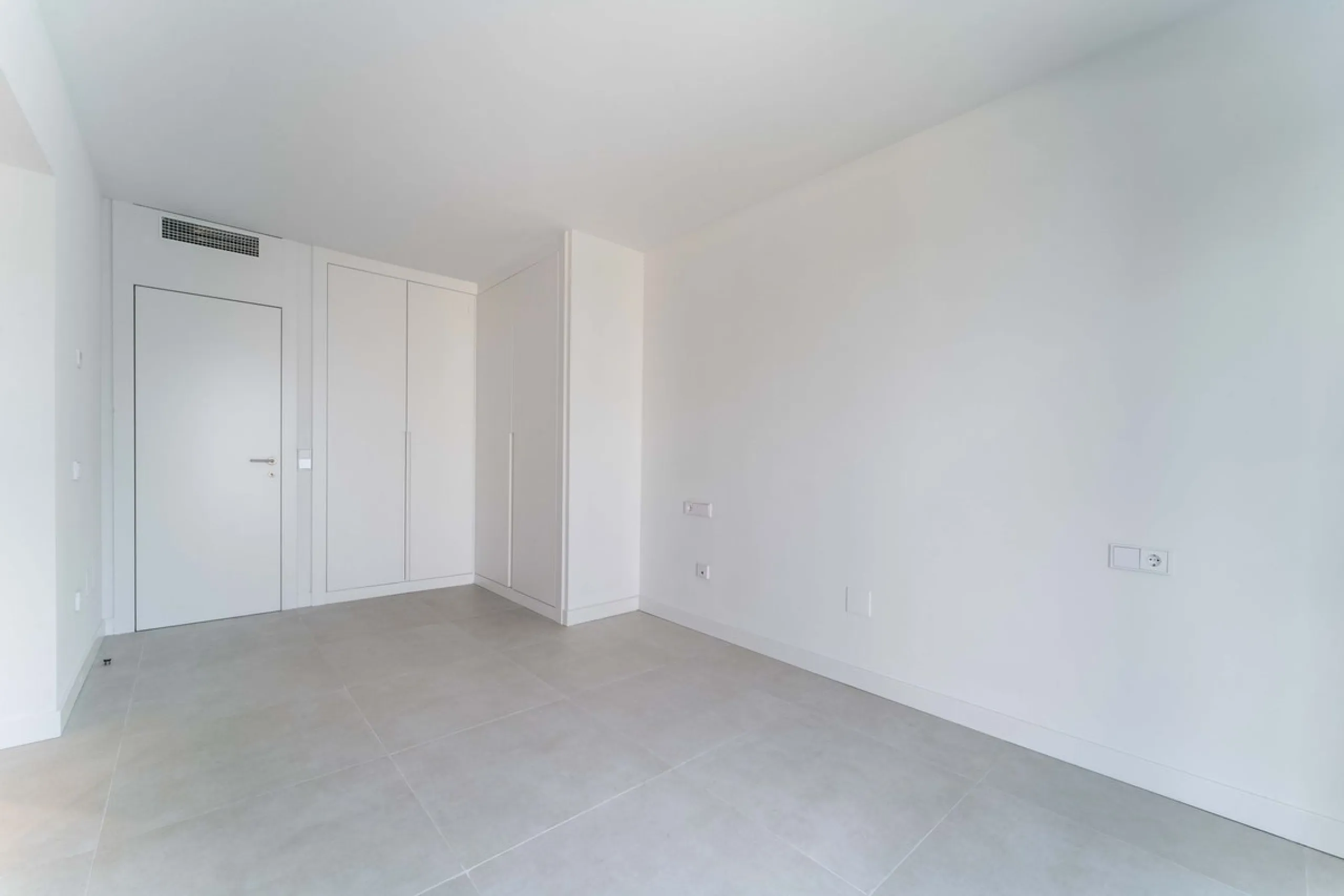 Welcome to a beautifully positioned southwest-facing garden apartment in the heart of Higuerón — a home that offers both privacy and extraordinary views. Located on the eastern corner of the building, this residence is one of only two ground-floor apartme
