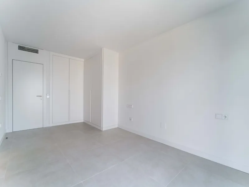 Welcome to a beautifully positioned southwest-facing garden apartment in the heart of Higuerón — a home that offers both privacy and extraordinary views. Located on the eastern corner of the building, this residence is one of only two ground-floor apartme