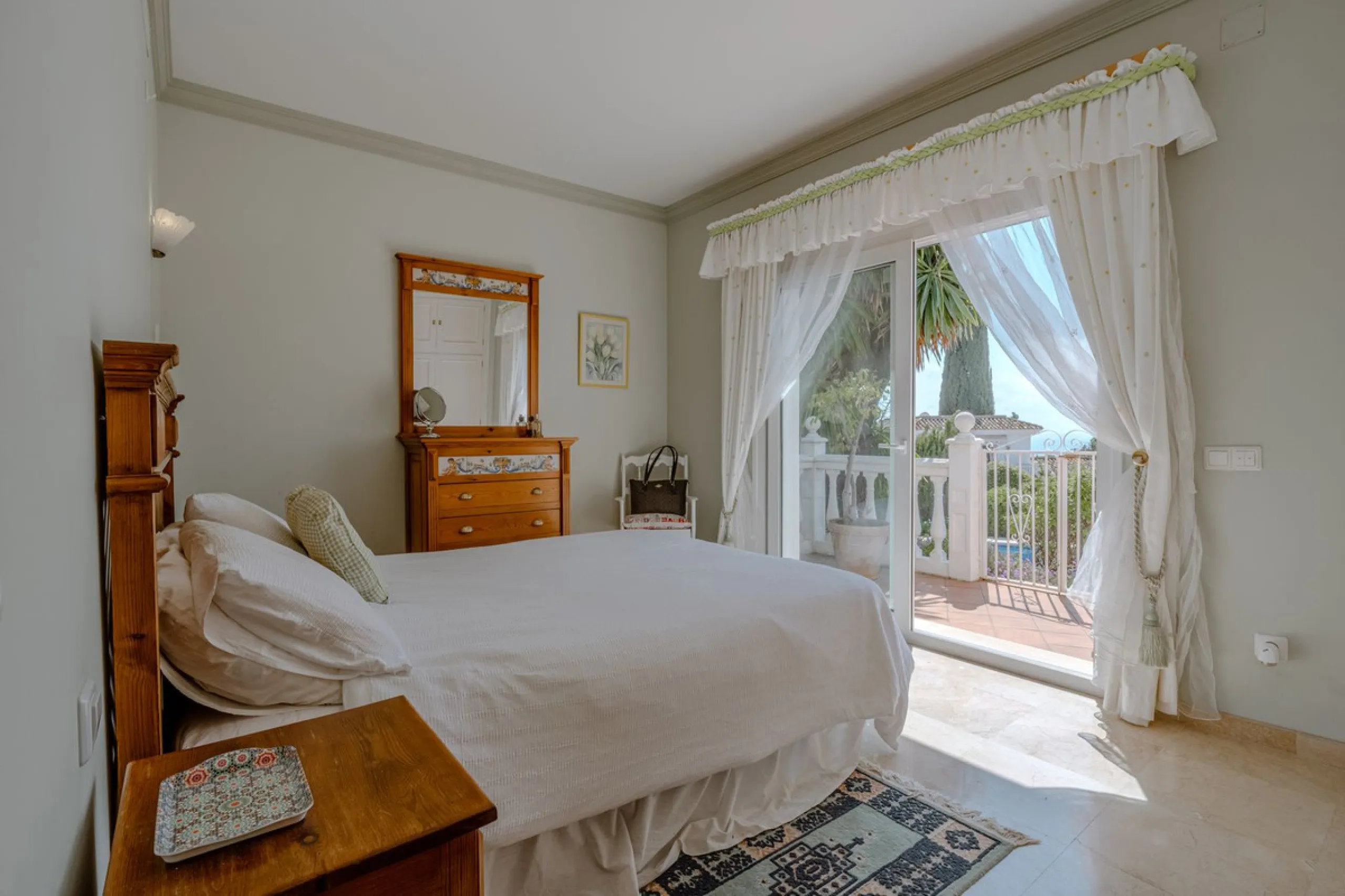 Nestled in the heart of El Paraíso Medio, this beautiful five-bedroom, four-bathroom detached villa offers a perfect blend of timeless Andalusian charm and modern comfort, all within easy walking distance of local amenities.