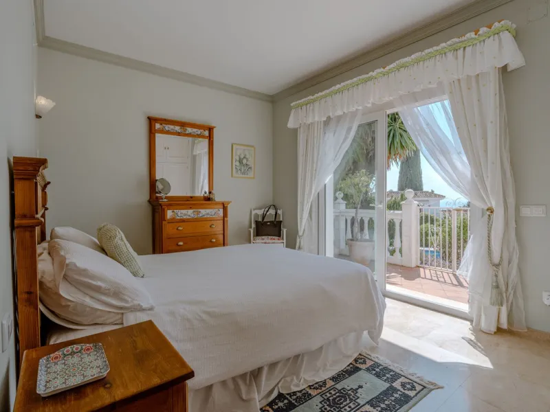 Nestled in the heart of El Paraíso Medio, this beautiful five-bedroom, four-bathroom detached villa offers a perfect blend of timeless Andalusian charm and modern comfort, all within easy walking distance of local amenities.