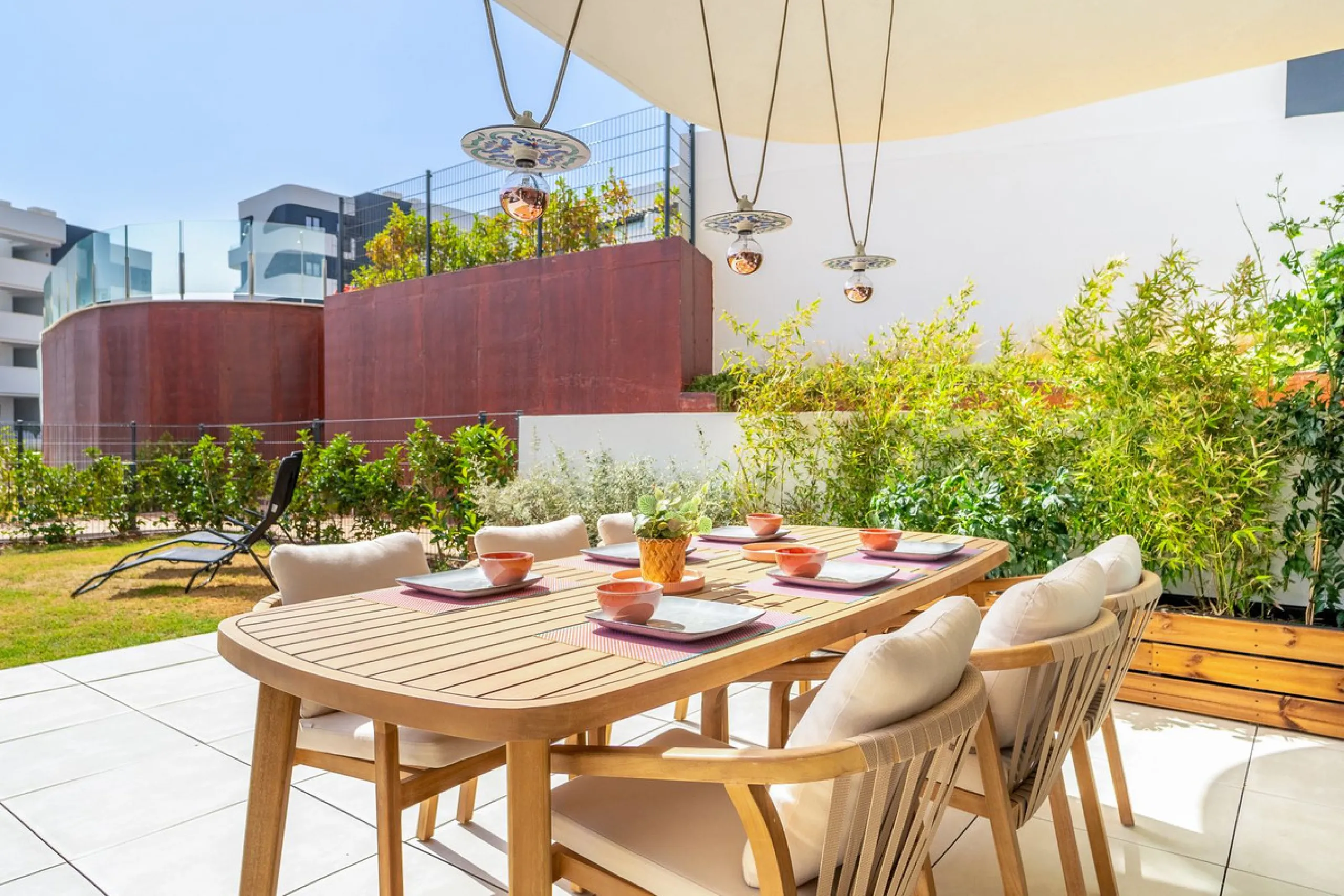 Step into a new standard of modern living in Higuerón, where design, technology and Mediterranean comfort come together in a beautifully finished apartment that feels both refined and effortlessly welcoming. Recently completed and ready to move into, this