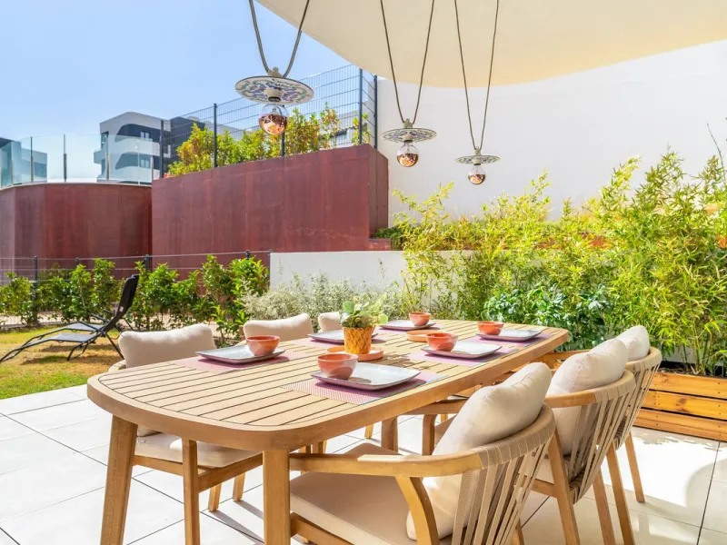 Step into a new standard of modern living in Higuerón, where design, technology and Mediterranean comfort come together in a beautifully finished apartment that feels both refined and effortlessly welcoming. Recently completed and ready to move into, this