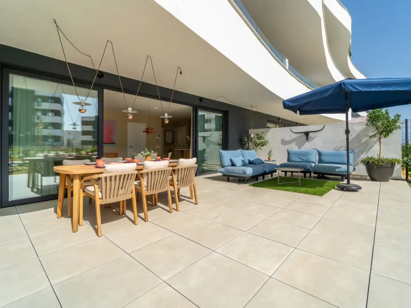 Step into a new standard of modern living in Higuerón, where design, technology and Mediterranean comfort come together in a beautifully finished apartment that feels both refined and effortlessly welcoming. Recently completed and ready to move into, this