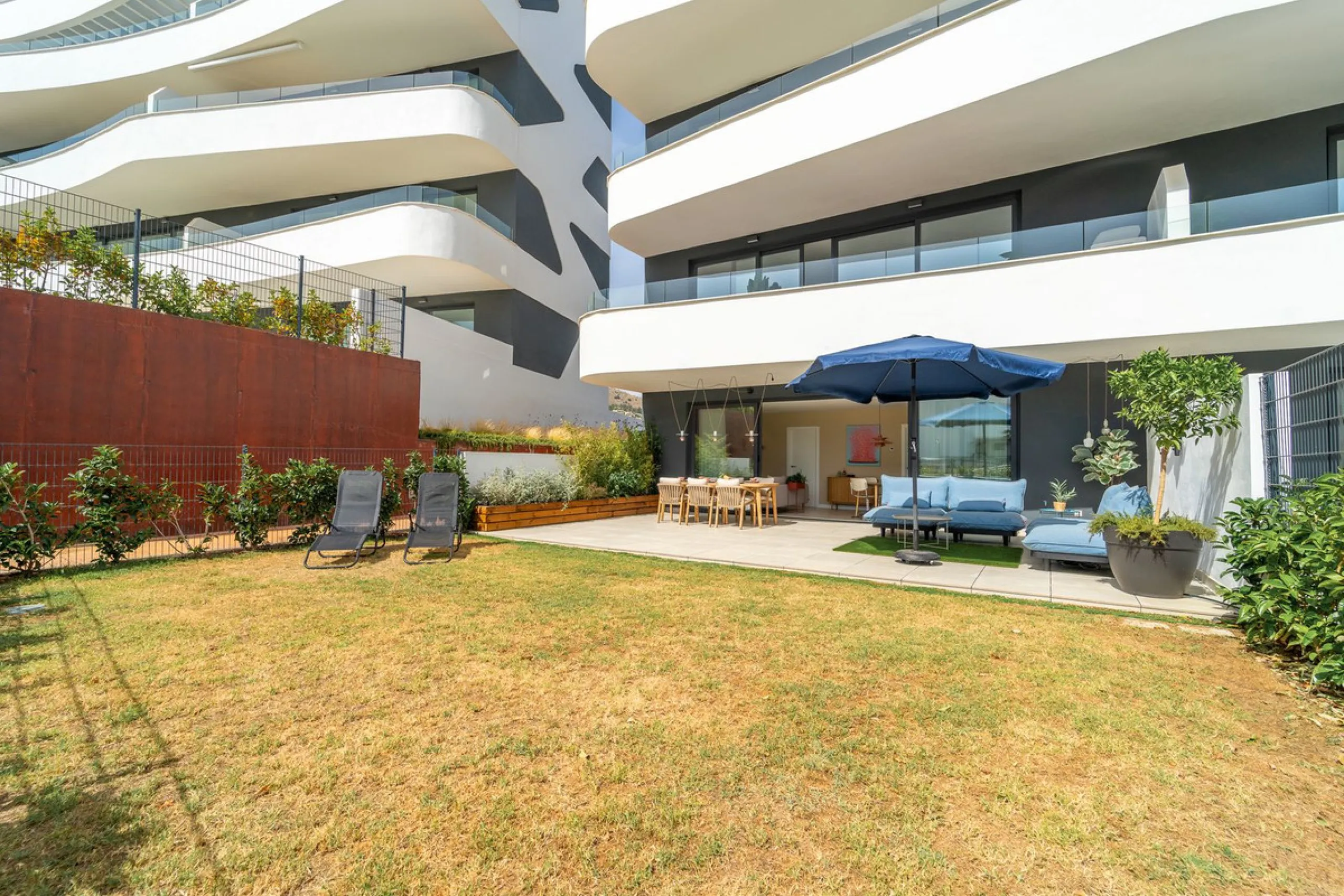 Step into a new standard of modern living in Higuerón, where design, technology and Mediterranean comfort come together in a beautifully finished apartment that feels both refined and effortlessly welcoming. Recently completed and ready to move into, this