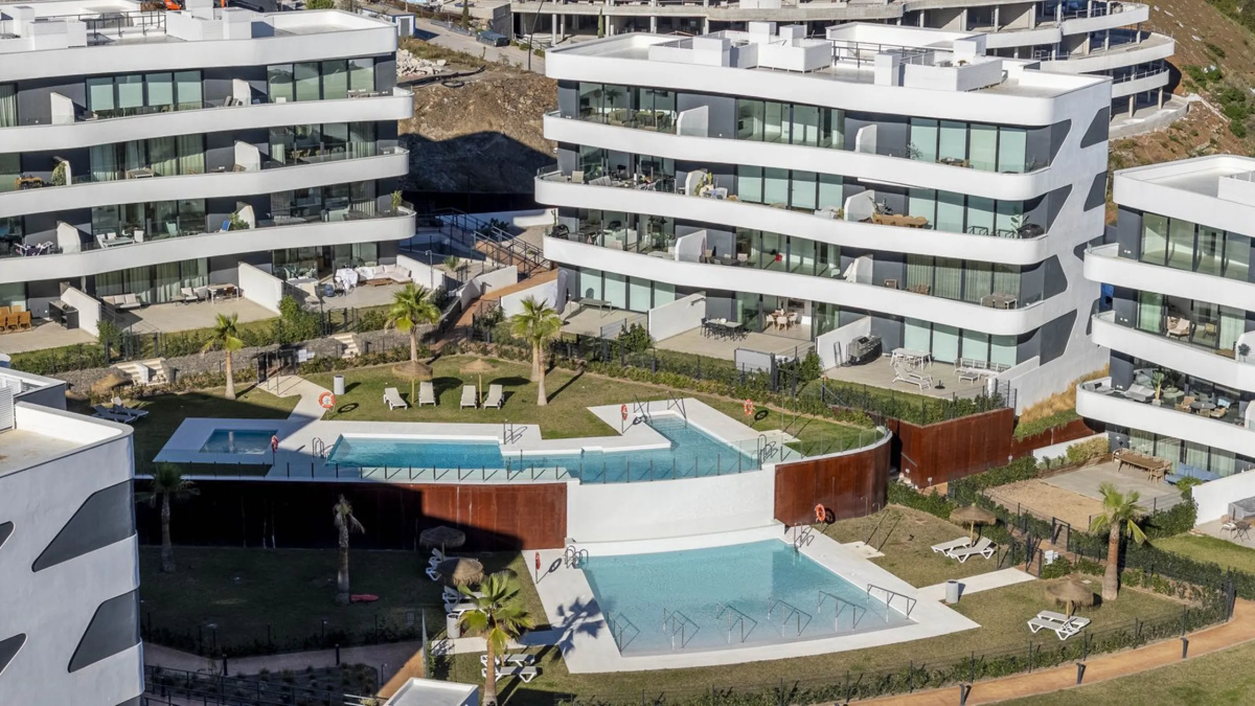 Step into a new standard of modern living in Higuerón, where design, technology and Mediterranean comfort come together in a beautifully finished apartment that feels both refined and effortlessly welcoming. Recently completed and ready to move into, this