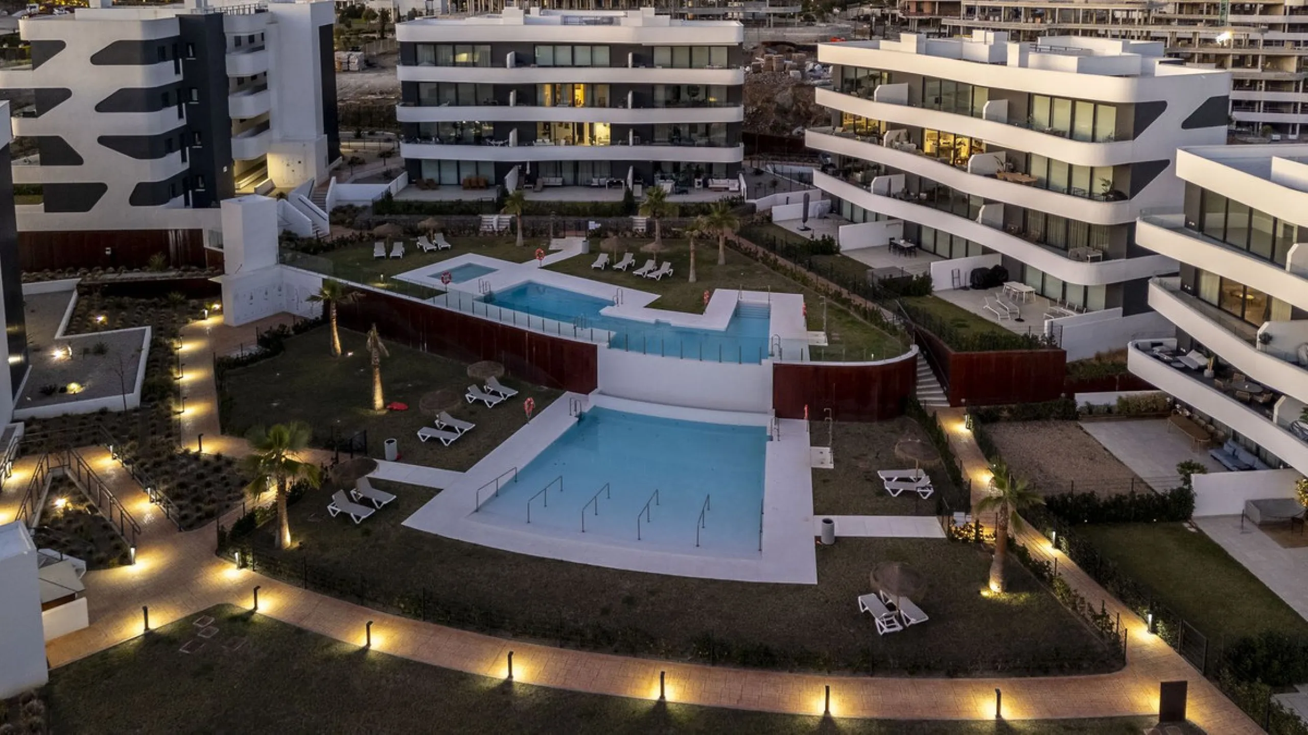 Step into a new standard of modern living in Higuerón, where design, technology and Mediterranean comfort come together in a beautifully finished apartment that feels both refined and effortlessly welcoming. Recently completed and ready to move into, this
