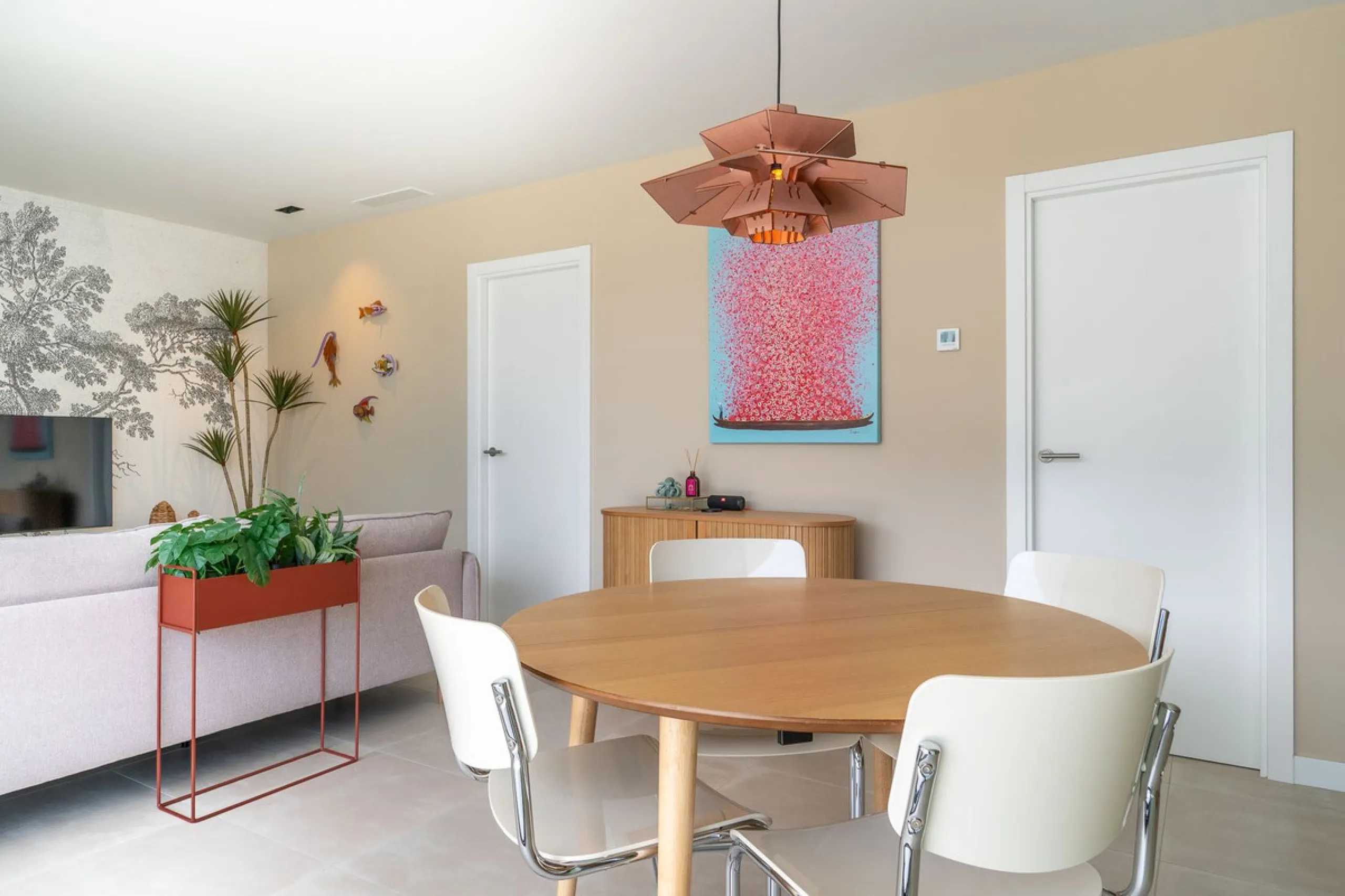 Step into a new standard of modern living in Higuerón, where design, technology and Mediterranean comfort come together in a beautifully finished apartment that feels both refined and effortlessly welcoming. Recently completed and ready to move into, this