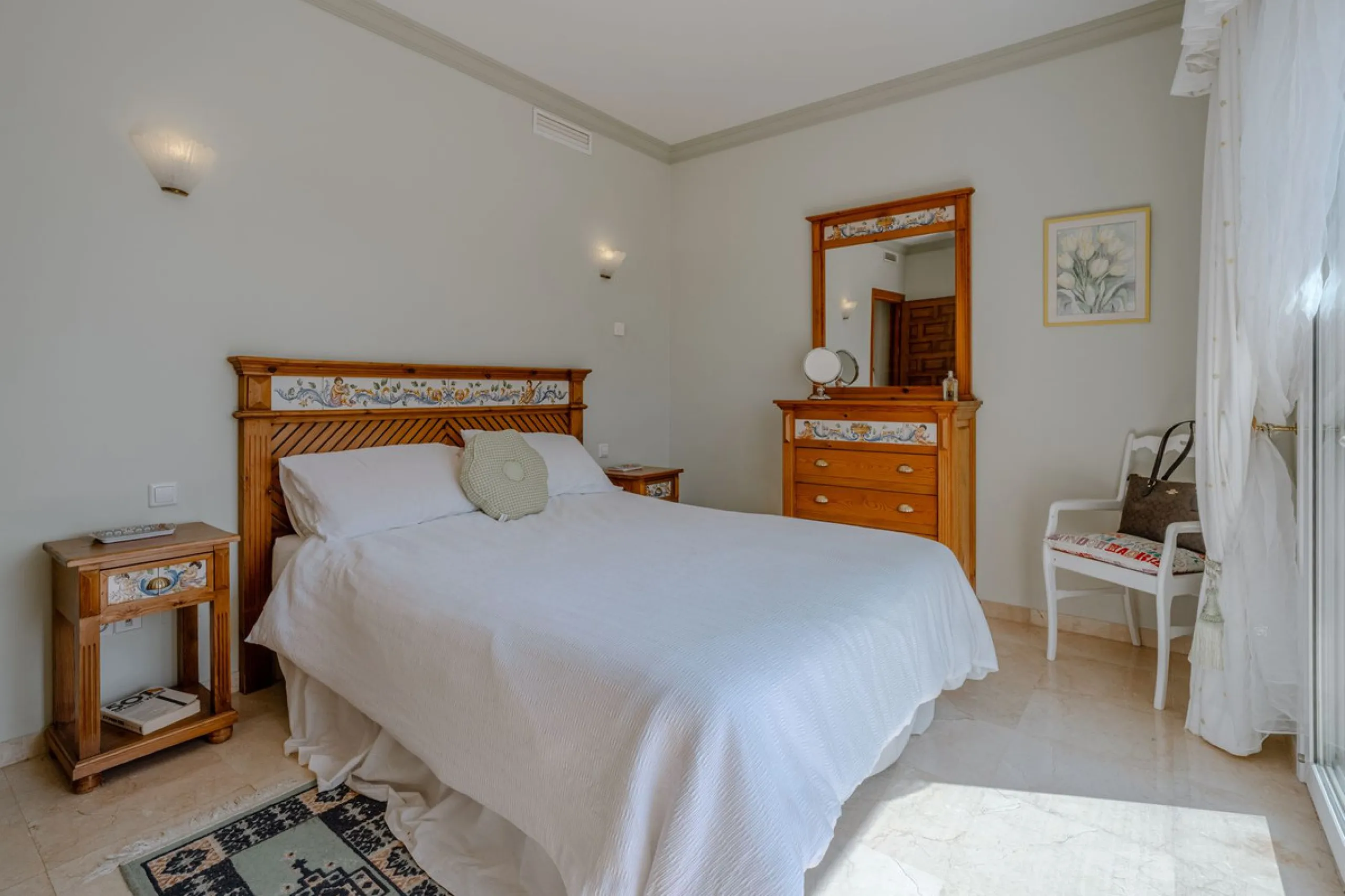 Nestled in the heart of El Paraíso Medio, this beautiful five-bedroom, four-bathroom detached villa offers a perfect blend of timeless Andalusian charm and modern comfort, all within easy walking distance of local amenities.