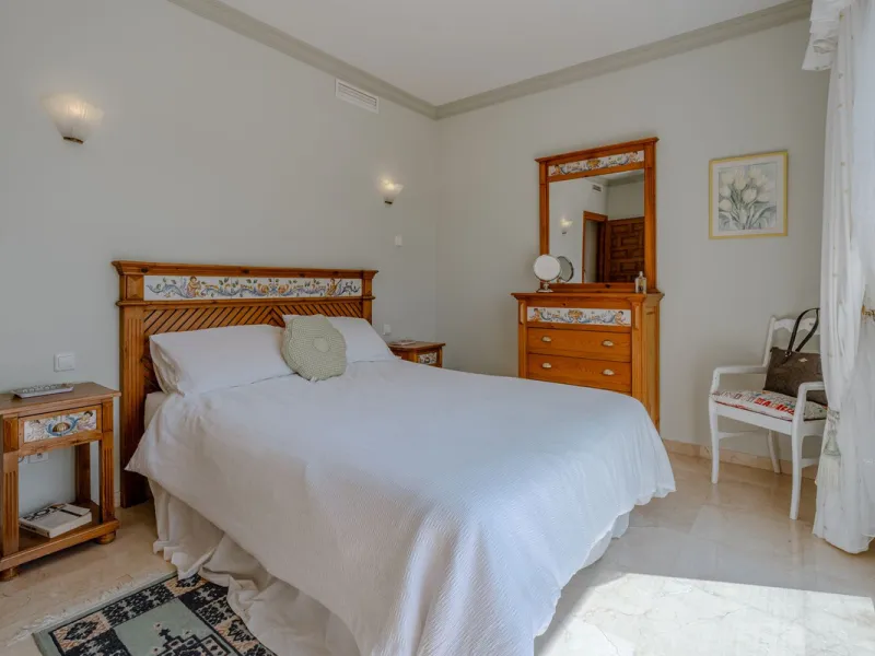 Nestled in the heart of El Paraíso Medio, this beautiful five-bedroom, four-bathroom detached villa offers a perfect blend of timeless Andalusian charm and modern comfort, all within easy walking distance of local amenities.