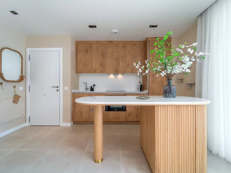 Step into a new standard of modern living in Higuerón, where design, technology and Mediterranean comfort come together in a beautifully finished apartment that feels both refined and effortlessly welcoming. Recently completed and ready to move into, this