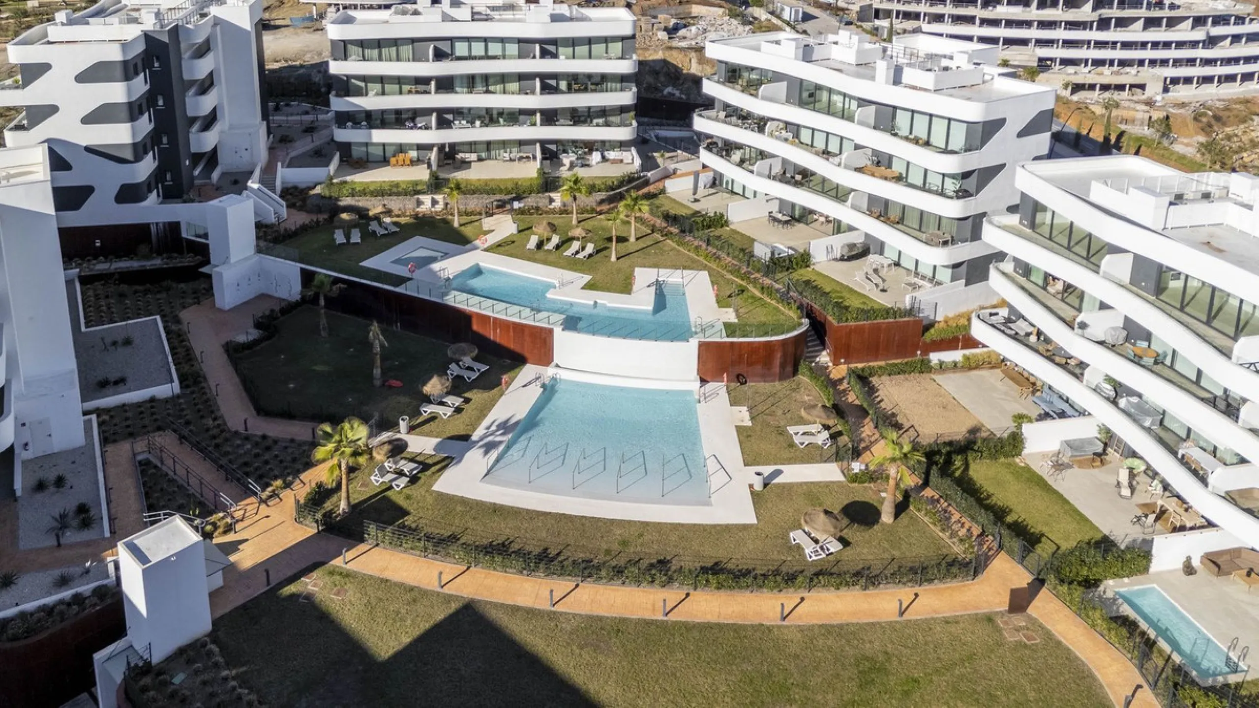 Step into a new standard of modern living in Higuerón, where design, technology and Mediterranean comfort come together in a beautifully finished apartment that feels both refined and effortlessly welcoming. Recently completed and ready to move into, this