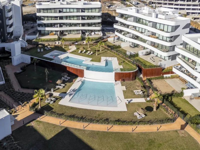 Step into a new standard of modern living in Higuerón, where design, technology and Mediterranean comfort come together in a beautifully finished apartment that feels both refined and effortlessly welcoming. Recently completed and ready to move into, this