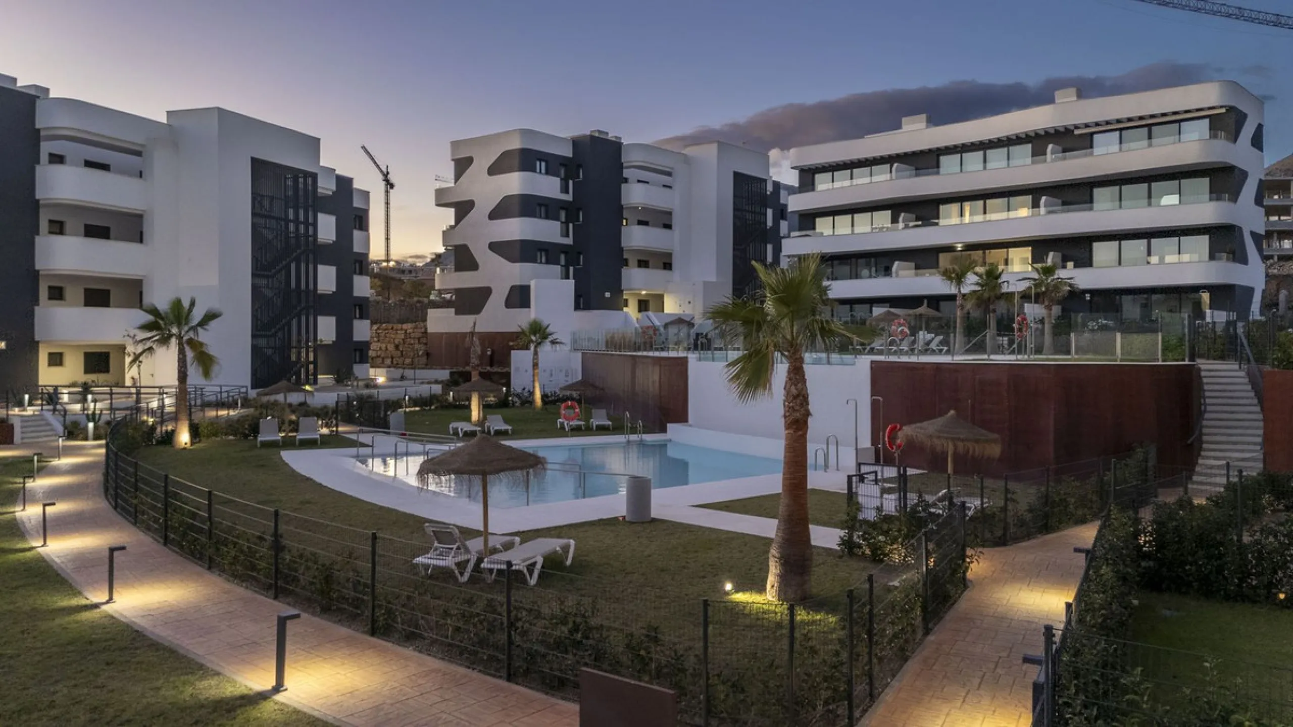 Step into a new standard of modern living in Higuerón, where design, technology and Mediterranean comfort come together in a beautifully finished apartment that feels both refined and effortlessly welcoming. Recently completed and ready to move into, this