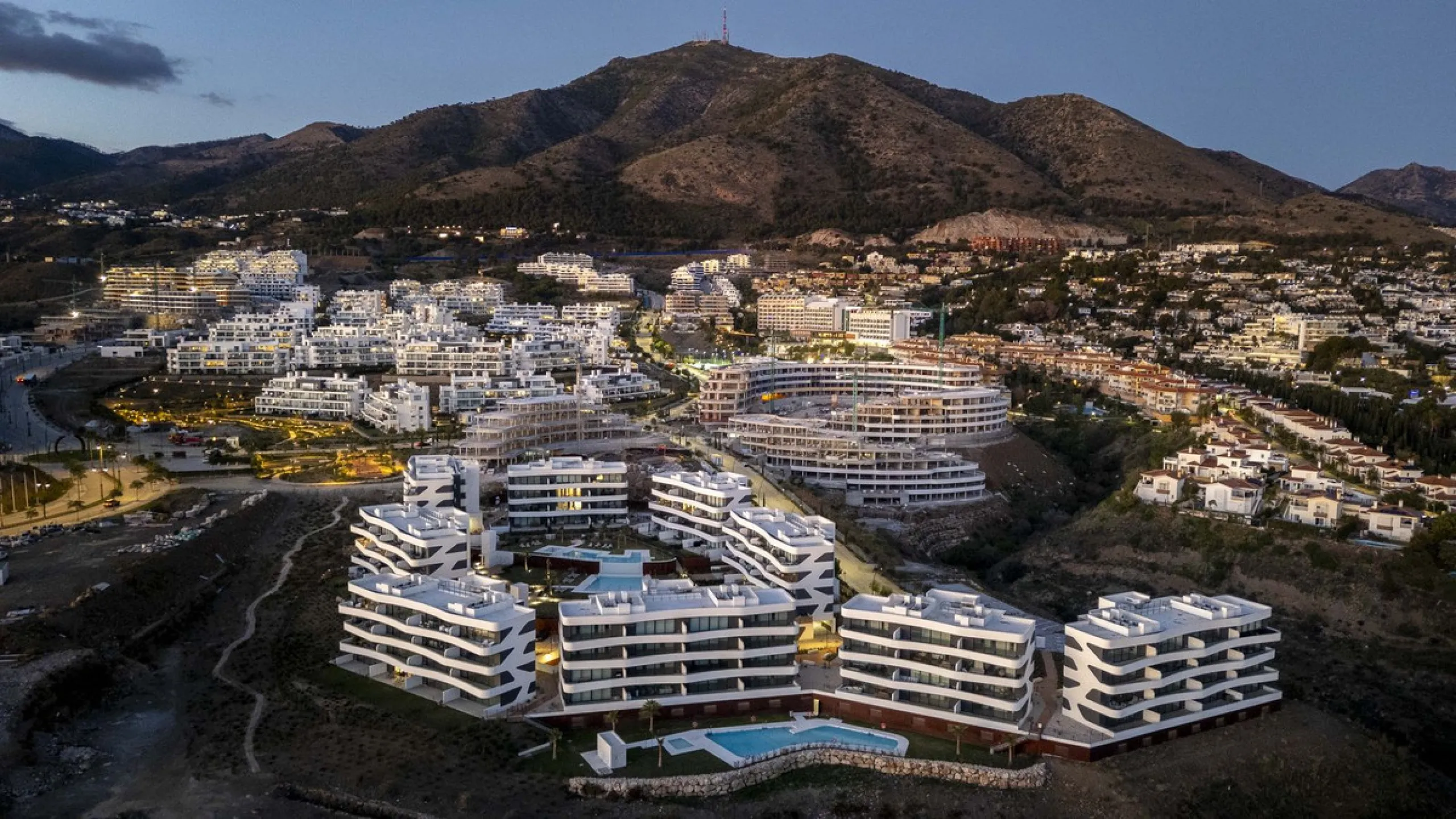 Step into a new standard of modern living in Higuerón, where design, technology and Mediterranean comfort come together in a beautifully finished apartment that feels both refined and effortlessly welcoming. Recently completed and ready to move into, this