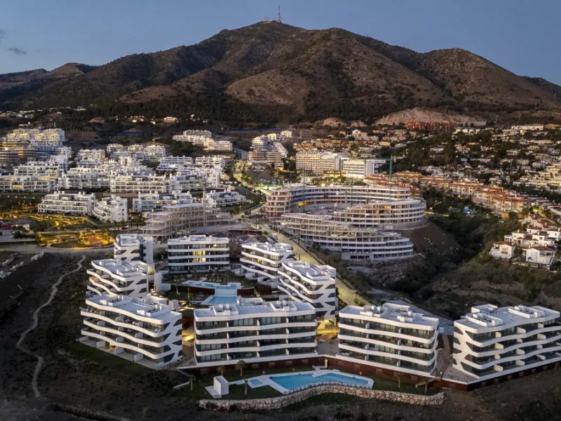 Step into a new standard of modern living in Higuerón, where design, technology and Mediterranean comfort come together in a beautifully finished apartment that feels both refined and effortlessly welcoming. Recently completed and ready to move into, this
