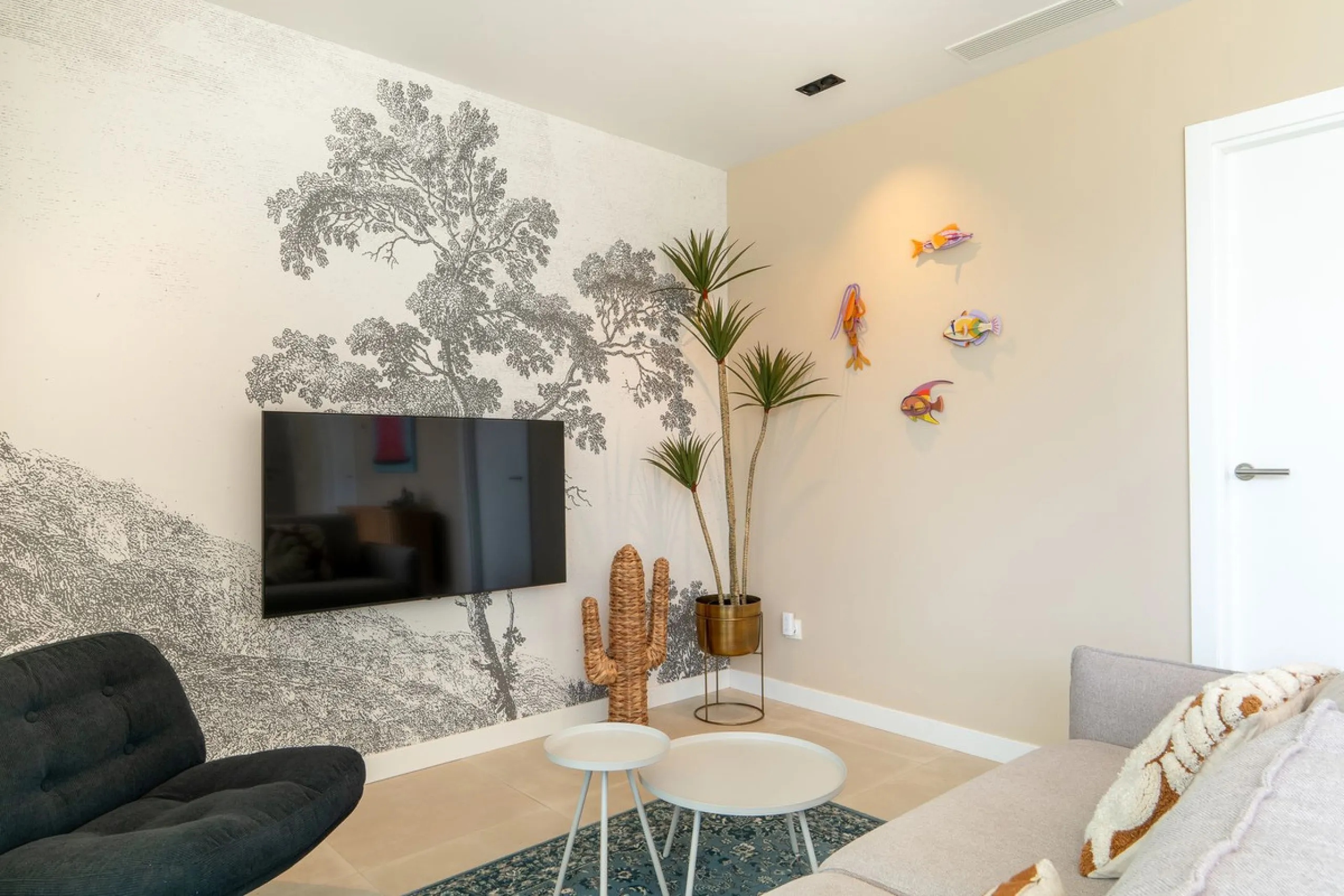 Step into a new standard of modern living in Higuerón, where design, technology and Mediterranean comfort come together in a beautifully finished apartment that feels both refined and effortlessly welcoming. Recently completed and ready to move into, this