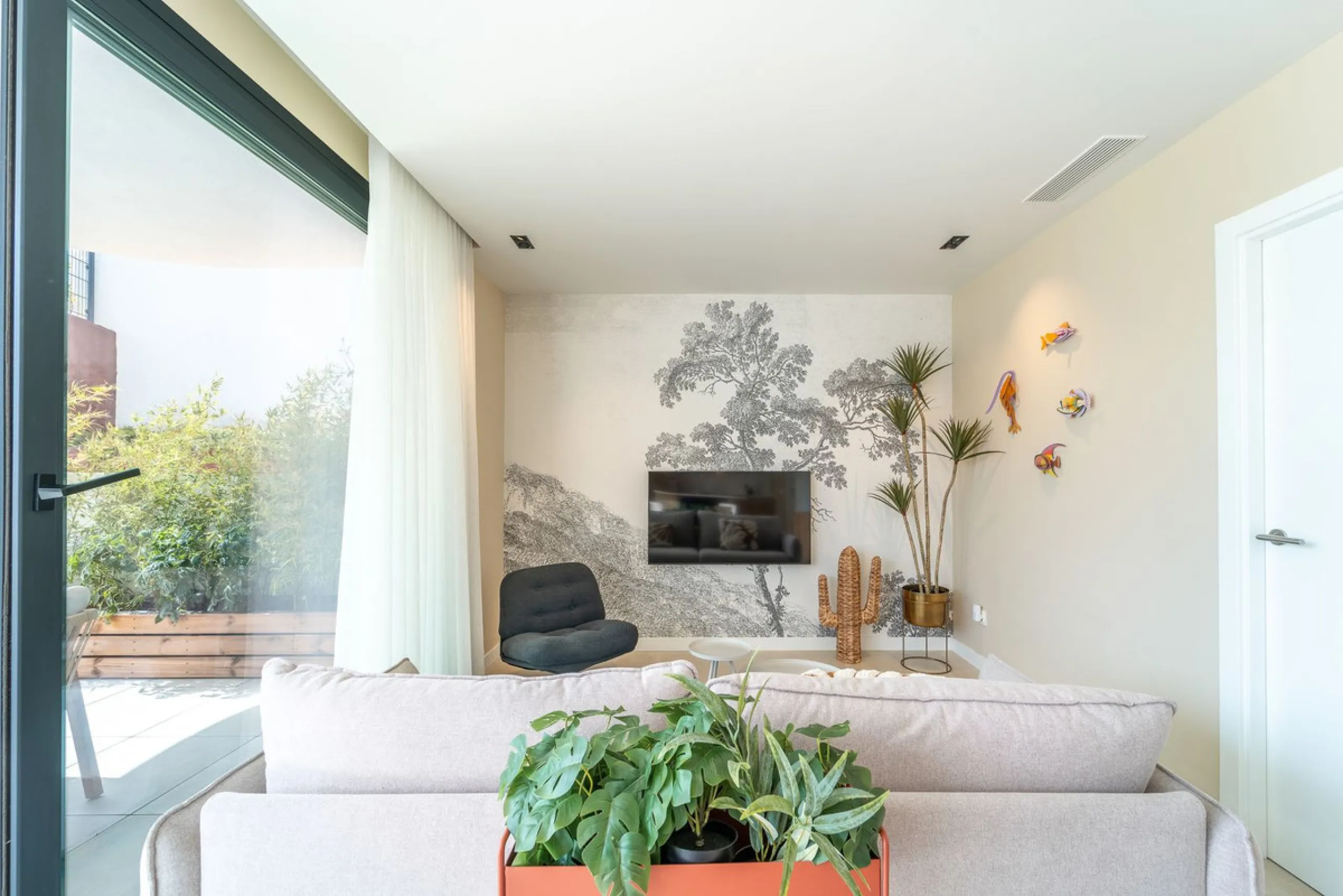 Step into a new standard of modern living in Higuerón, where design, technology and Mediterranean comfort come together in a beautifully finished apartment that feels both refined and effortlessly welcoming. Recently completed and ready to move into, this