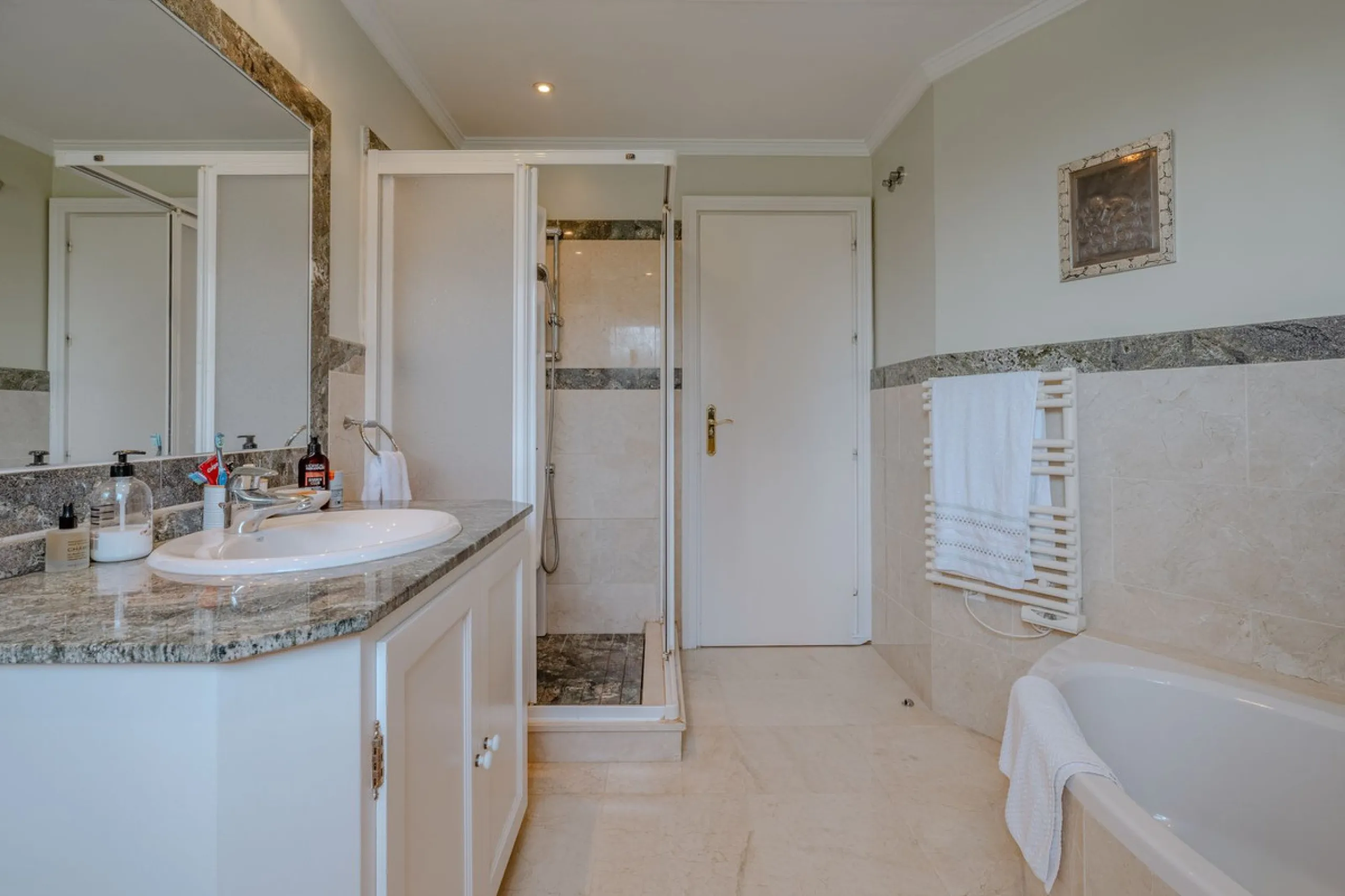 Nestled in the heart of El Paraíso Medio, this beautiful five-bedroom, four-bathroom detached villa offers a perfect blend of timeless Andalusian charm and modern comfort, all within easy walking distance of local amenities.