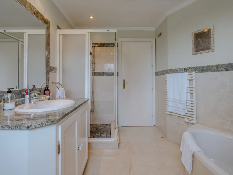 Nestled in the heart of El Paraíso Medio, this beautiful five-bedroom, four-bathroom detached villa offers a perfect blend of timeless Andalusian charm and modern comfort, all within easy walking distance of local amenities.