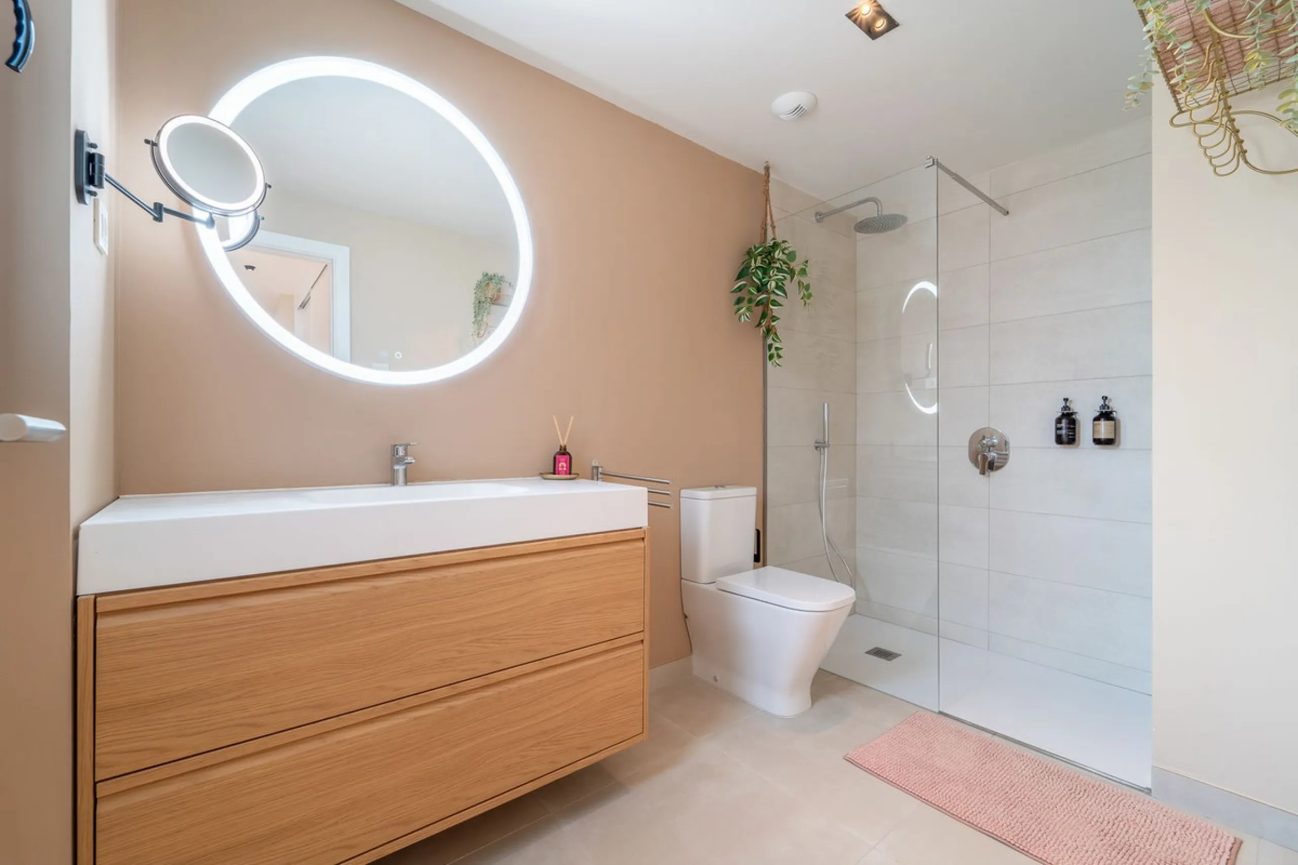 Step into a new standard of modern living in Higuerón, where design, technology and Mediterranean comfort come together in a beautifully finished apartment that feels both refined and effortlessly welcoming. Recently completed and ready to move into, this