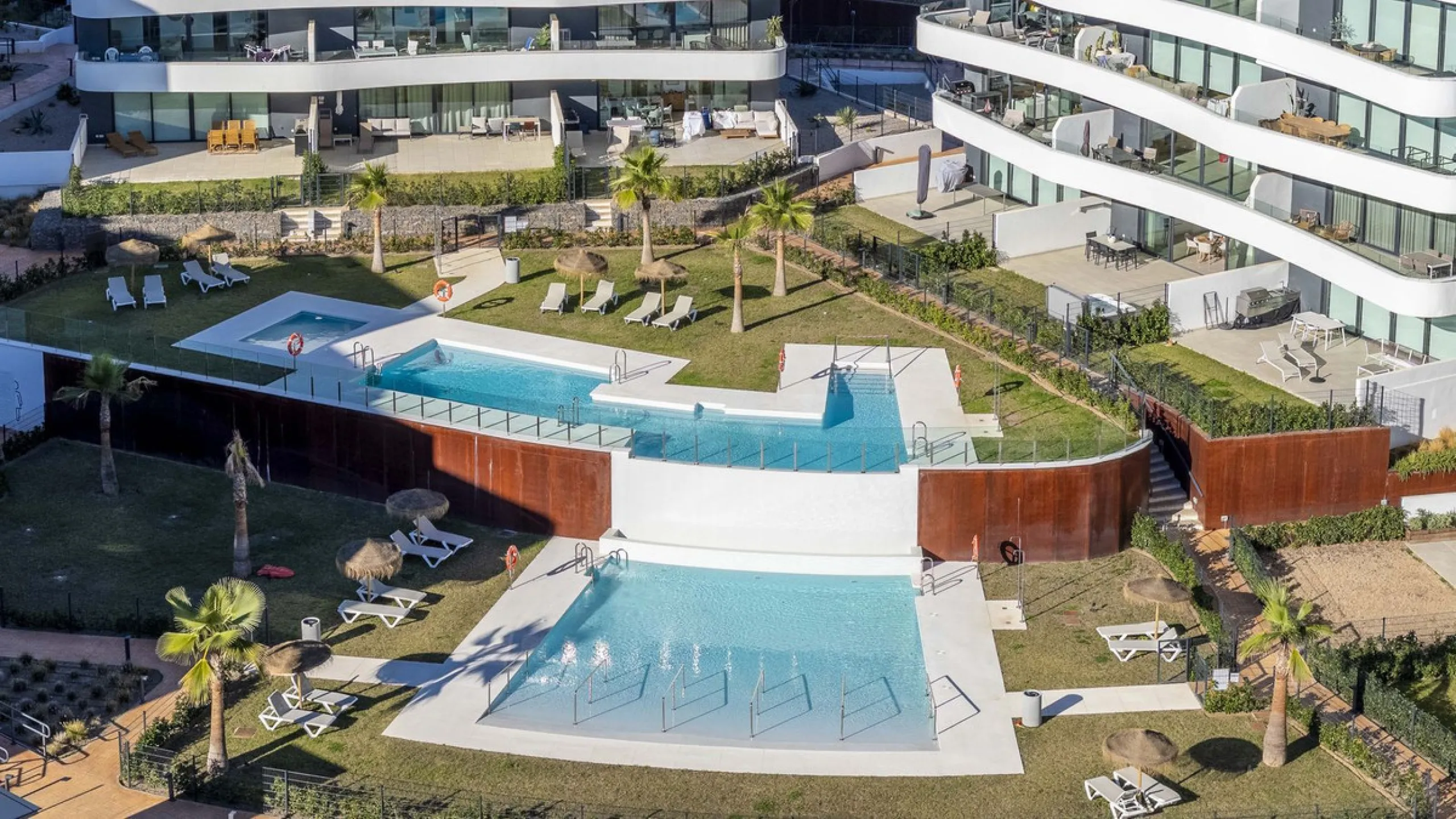 Step into a new standard of modern living in Higuerón, where design, technology and Mediterranean comfort come together in a beautifully finished apartment that feels both refined and effortlessly welcoming. Recently completed and ready to move into, this