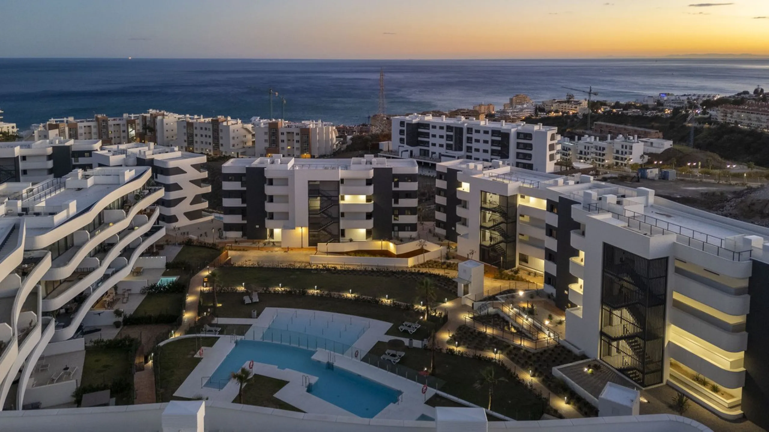 Step into a new standard of modern living in Higuerón, where design, technology and Mediterranean comfort come together in a beautifully finished apartment that feels both refined and effortlessly welcoming. Recently completed and ready to move into, this