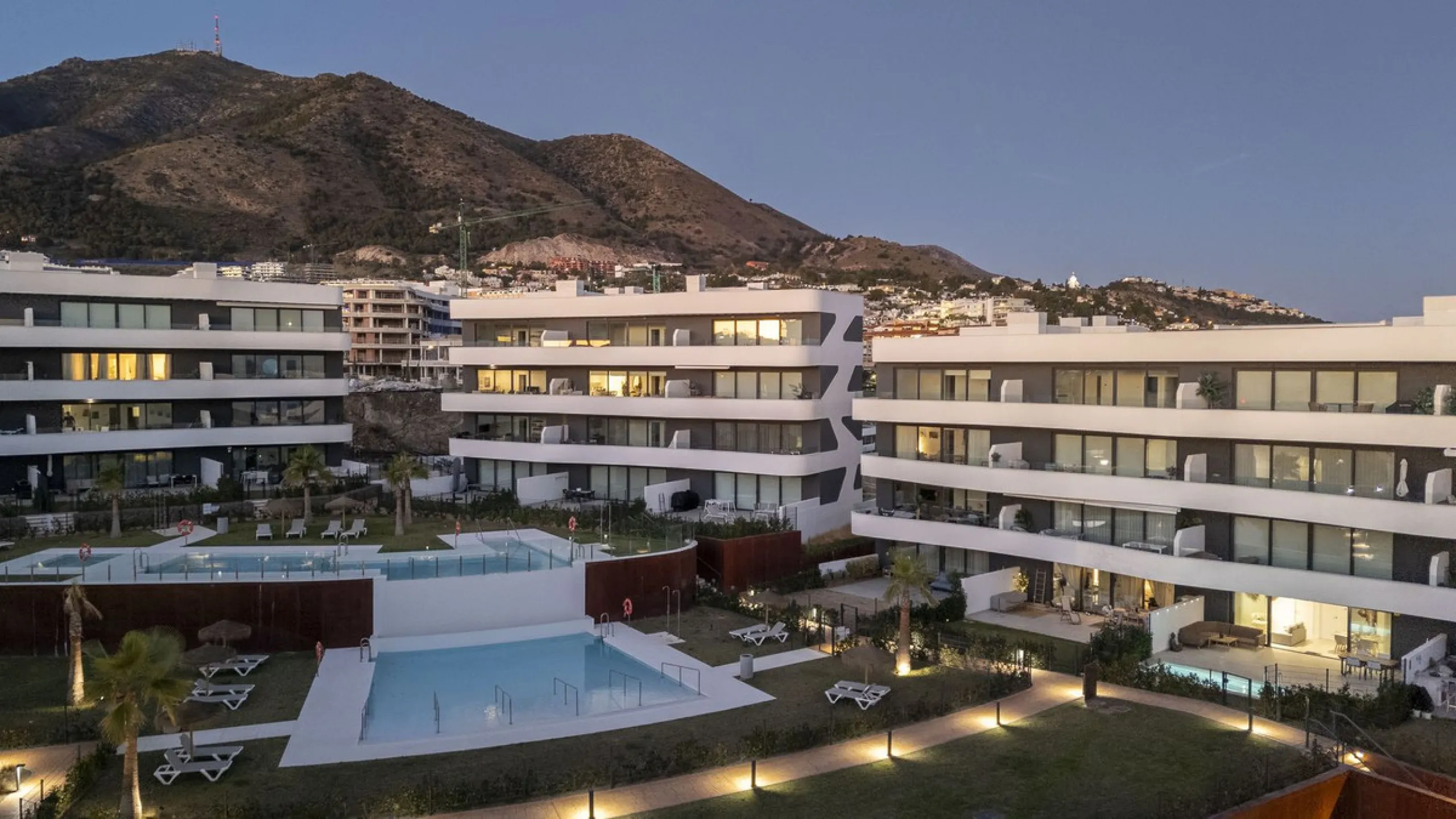 Step into a new standard of modern living in Higuerón, where design, technology and Mediterranean comfort come together in a beautifully finished apartment that feels both refined and effortlessly welcoming. Recently completed and ready to move into, this
