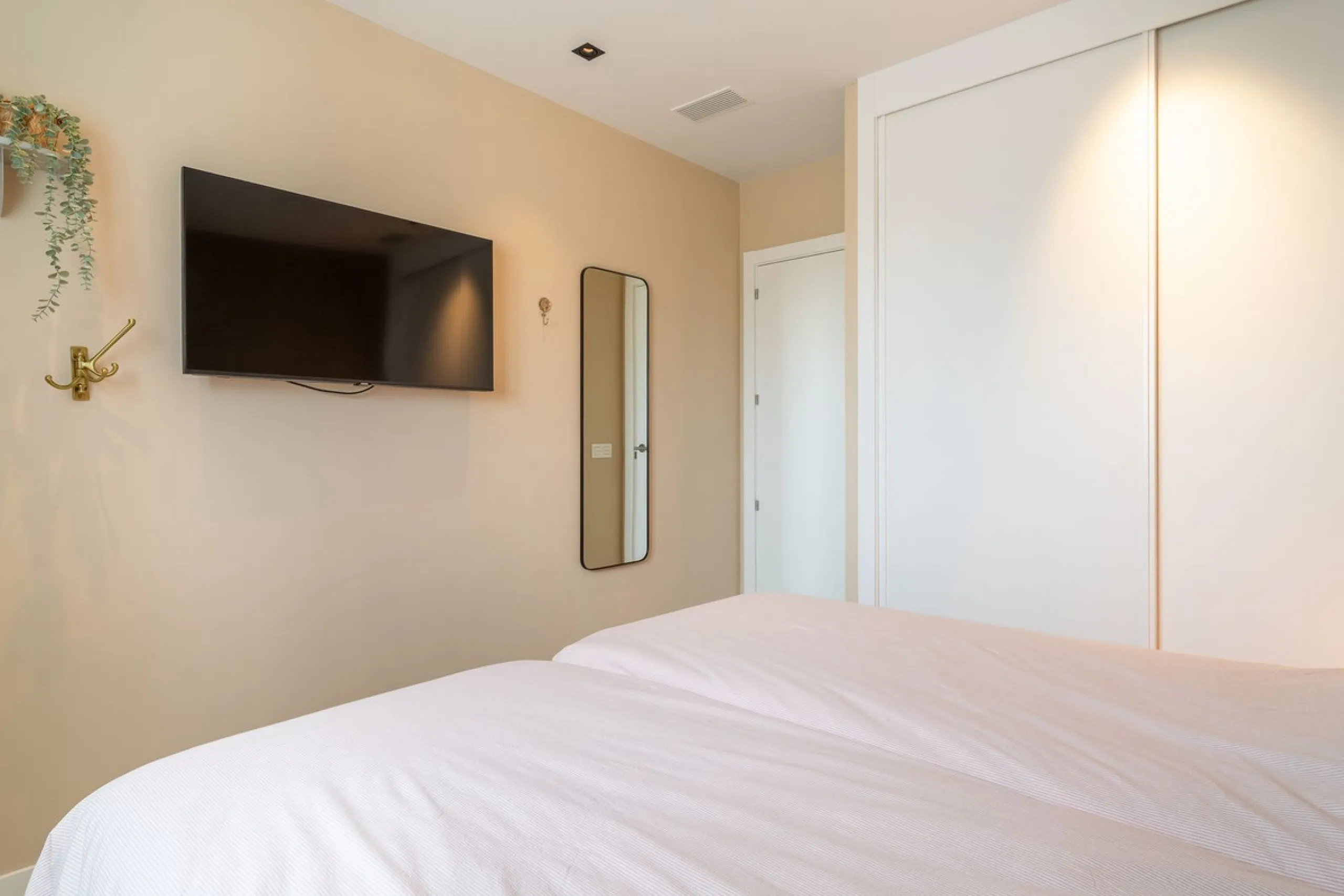 Step into a new standard of modern living in Higuerón, where design, technology and Mediterranean comfort come together in a beautifully finished apartment that feels both refined and effortlessly welcoming. Recently completed and ready to move into, this