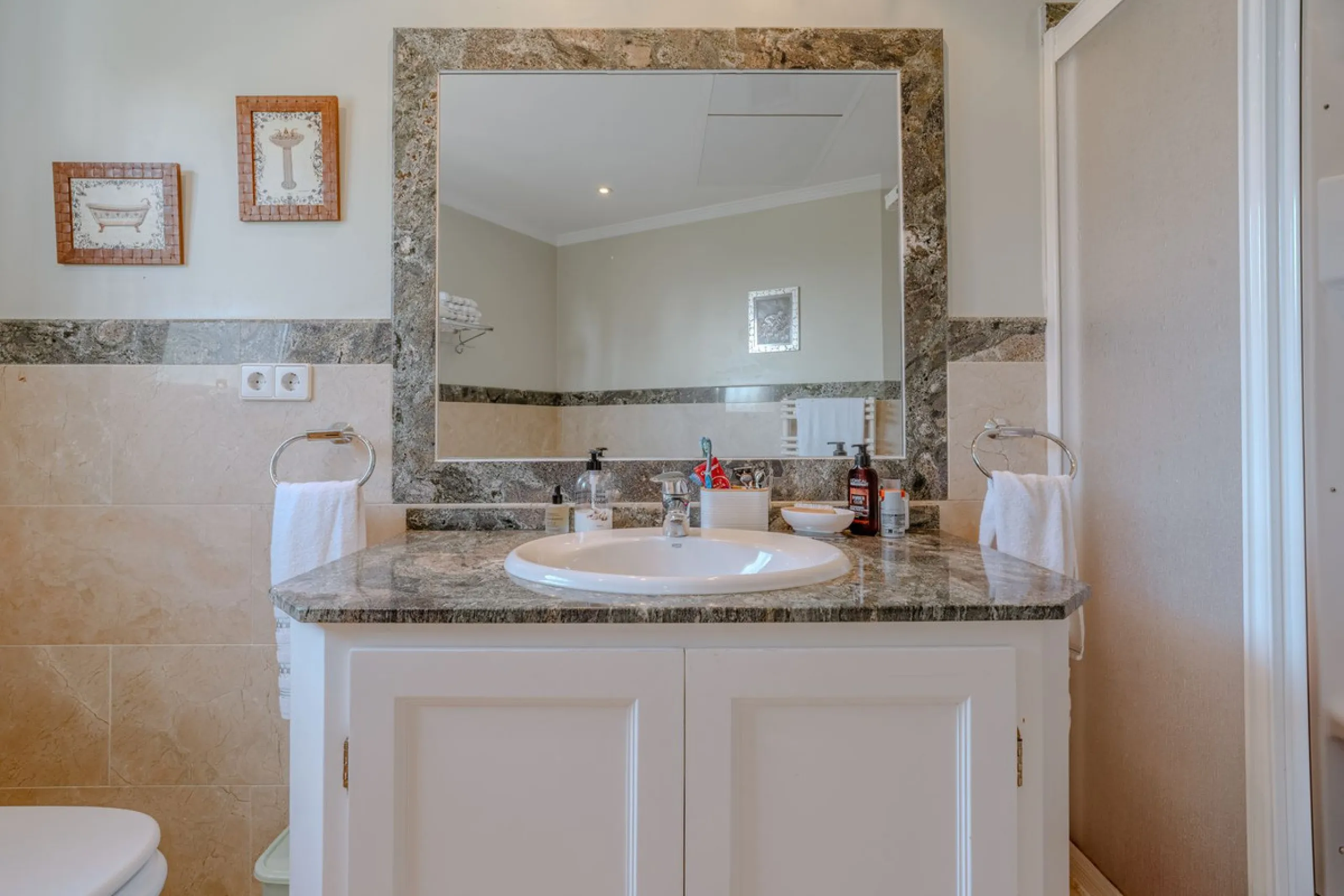 Nestled in the heart of El Paraíso Medio, this beautiful five-bedroom, four-bathroom detached villa offers a perfect blend of timeless Andalusian charm and modern comfort, all within easy walking distance of local amenities.