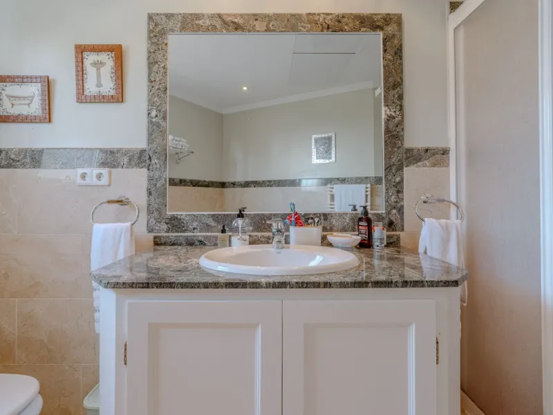Nestled in the heart of El Paraíso Medio, this beautiful five-bedroom, four-bathroom detached villa offers a perfect blend of timeless Andalusian charm and modern comfort, all within easy walking distance of local amenities.