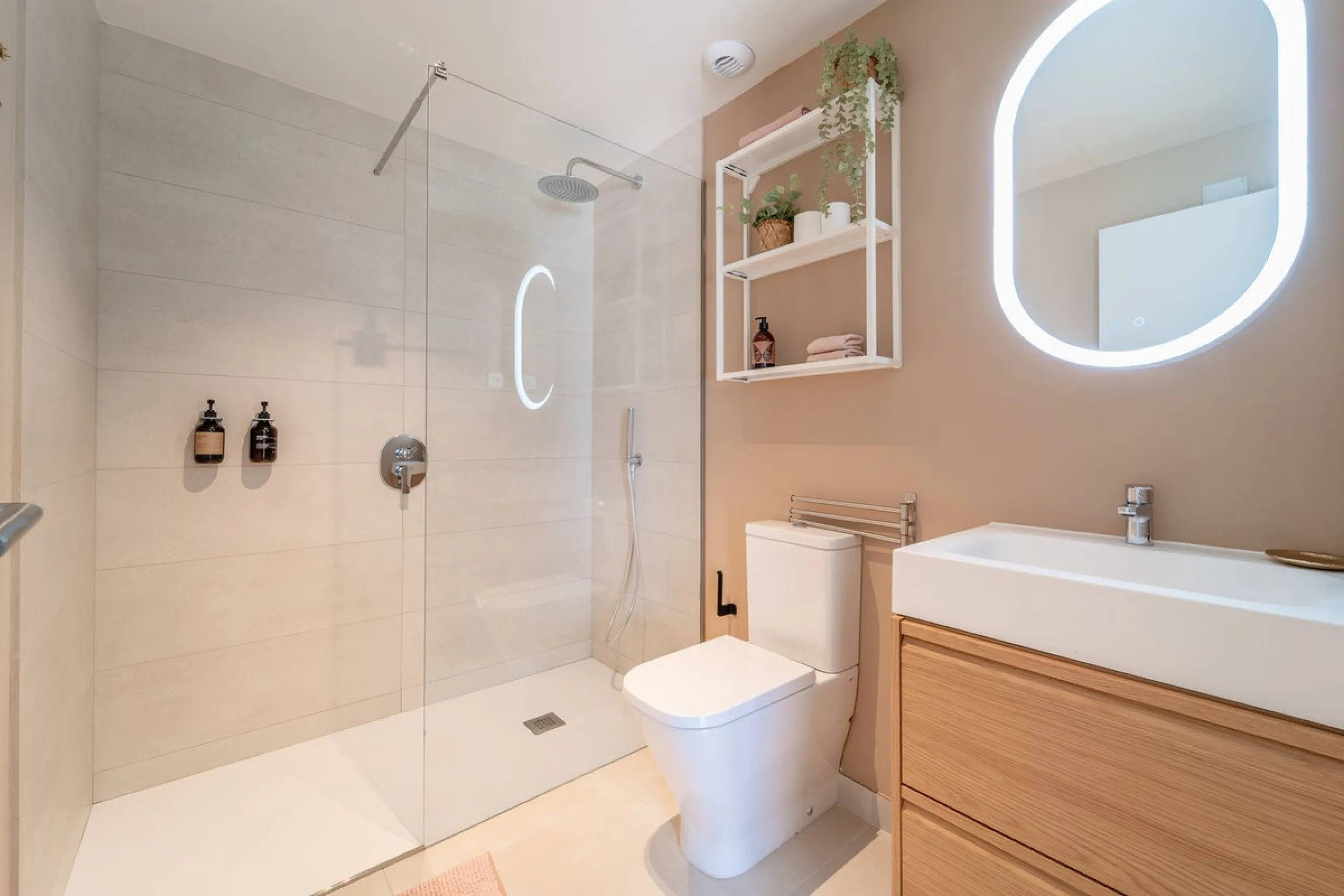Step into a new standard of modern living in Higuerón, where design, technology and Mediterranean comfort come together in a beautifully finished apartment that feels both refined and effortlessly welcoming. Recently completed and ready to move into, this