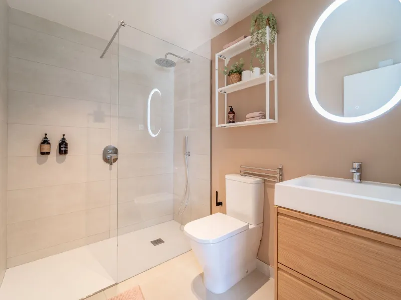 Step into a new standard of modern living in Higuerón, where design, technology and Mediterranean comfort come together in a beautifully finished apartment that feels both refined and effortlessly welcoming. Recently completed and ready to move into, this