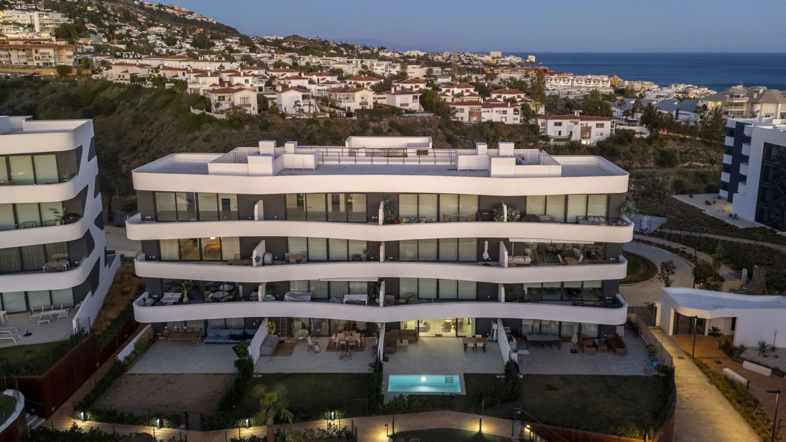 Step into a new standard of modern living in Higuerón, where design, technology and Mediterranean comfort come together in a beautifully finished apartment that feels both refined and effortlessly welcoming. Recently completed and ready to move into, this