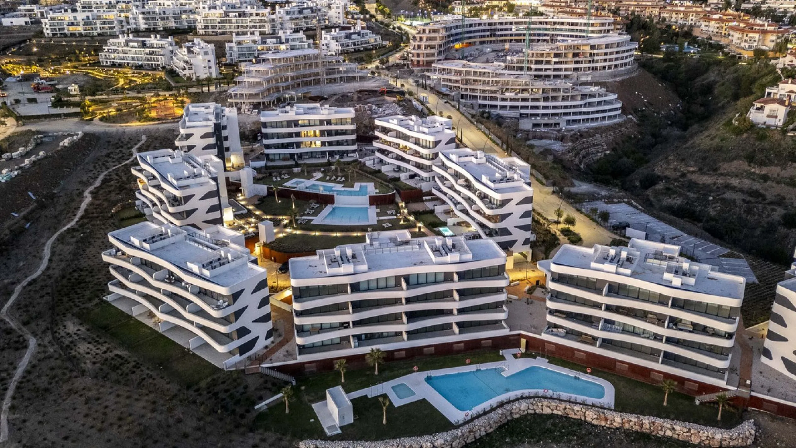 Step into a new standard of modern living in Higuerón, where design, technology and Mediterranean comfort come together in a beautifully finished apartment that feels both refined and effortlessly welcoming. Recently completed and ready to move into, this
