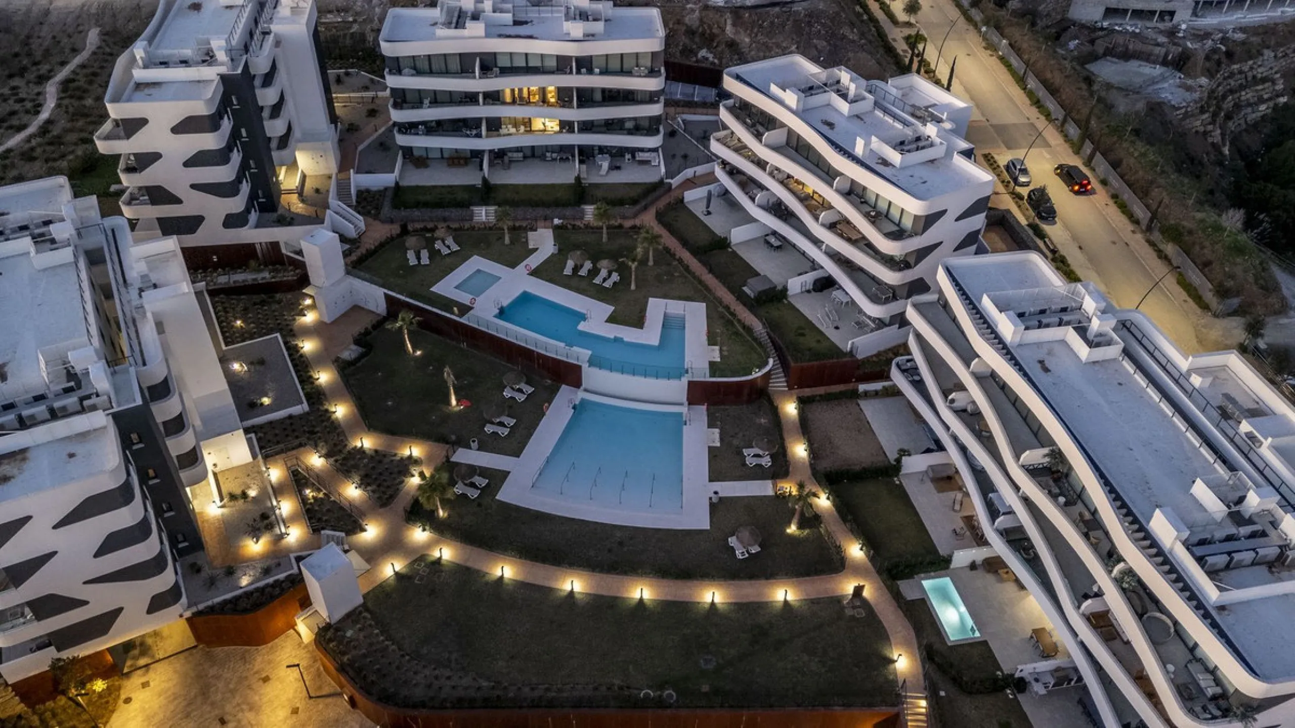 Step into a new standard of modern living in Higuerón, where design, technology and Mediterranean comfort come together in a beautifully finished apartment that feels both refined and effortlessly welcoming. Recently completed and ready to move into, this