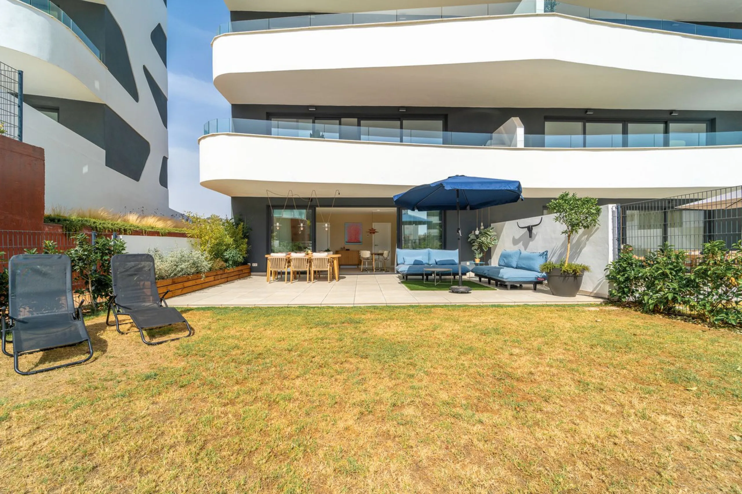 Step into a new standard of modern living in Higuerón, where design, technology and Mediterranean comfort come together in a beautifully finished apartment that feels both refined and effortlessly welcoming. Recently completed and ready to move into, this