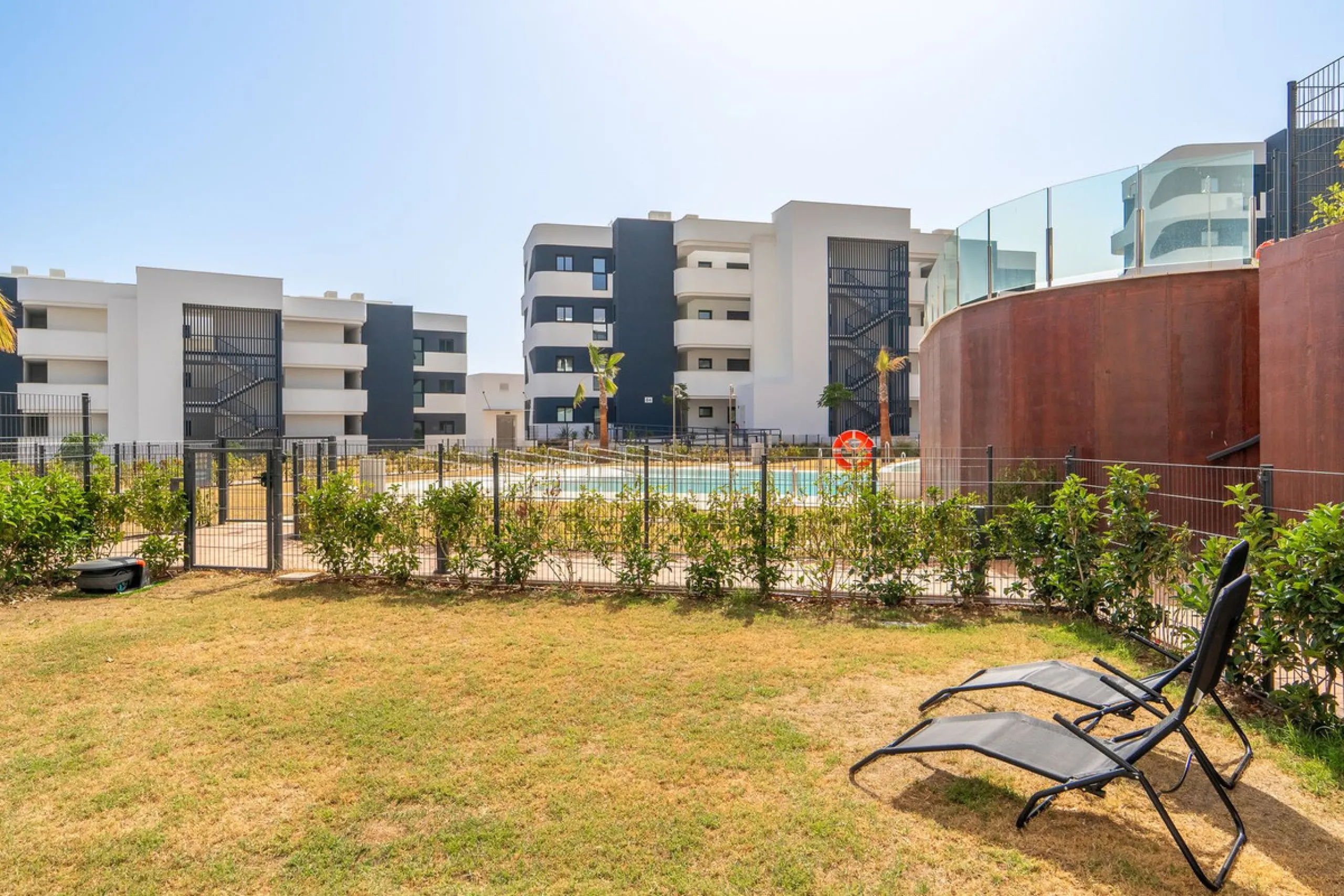 Step into a new standard of modern living in Higuerón, where design, technology and Mediterranean comfort come together in a beautifully finished apartment that feels both refined and effortlessly welcoming. Recently completed and ready to move into, this