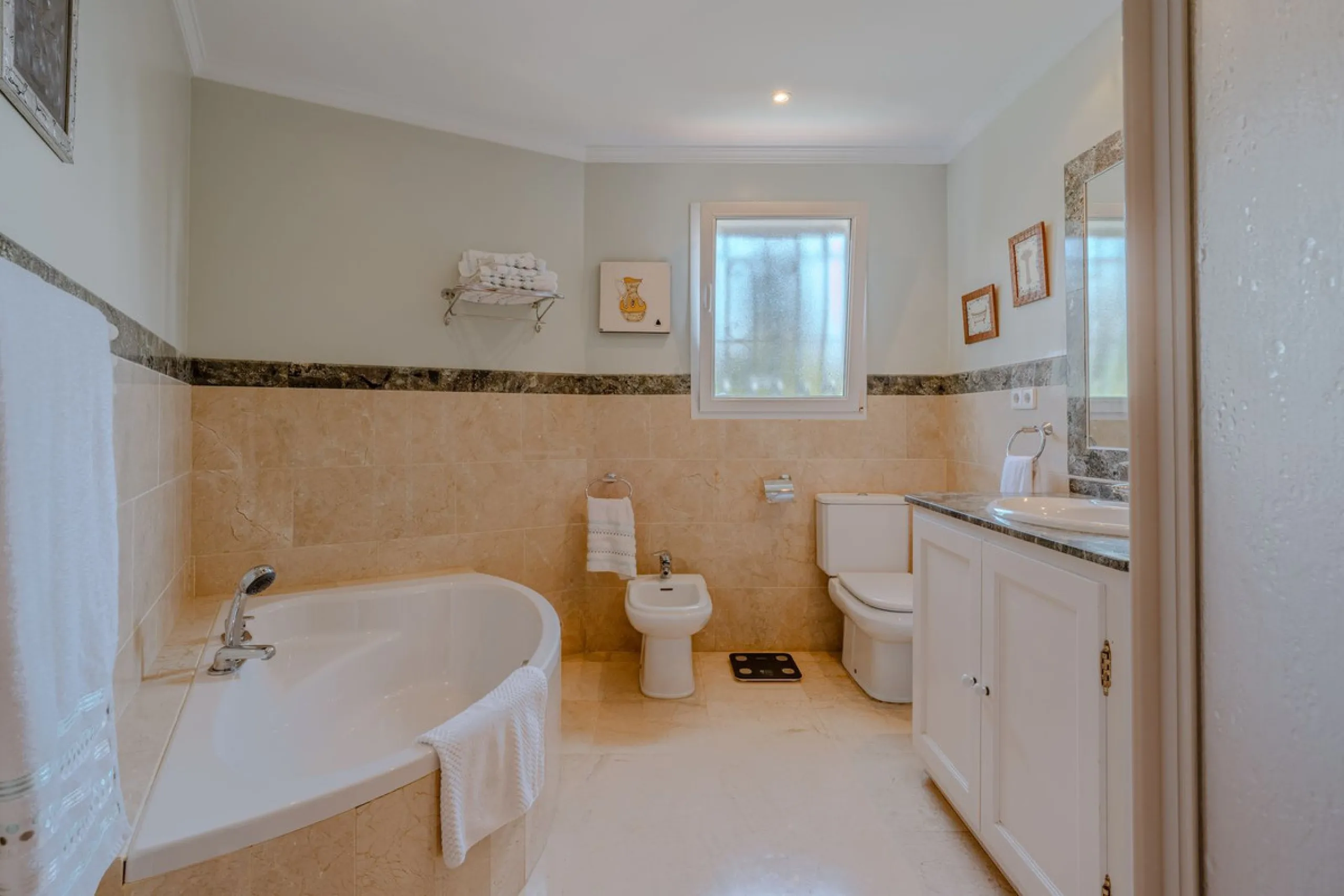 Nestled in the heart of El Paraíso Medio, this beautiful five-bedroom, four-bathroom detached villa offers a perfect blend of timeless Andalusian charm and modern comfort, all within easy walking distance of local amenities.