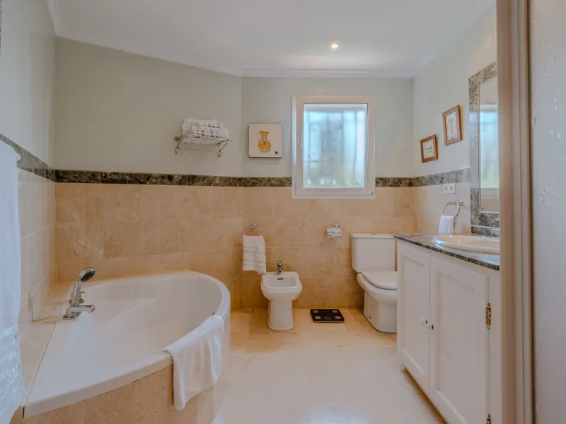 Nestled in the heart of El Paraíso Medio, this beautiful five-bedroom, four-bathroom detached villa offers a perfect blend of timeless Andalusian charm and modern comfort, all within easy walking distance of local amenities.