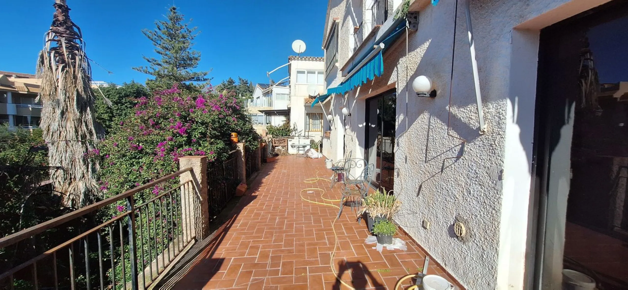 Detached villa in Torreblanca, Fuengirola, with endless renovation possibilities to adapt it to your own lifestyle.