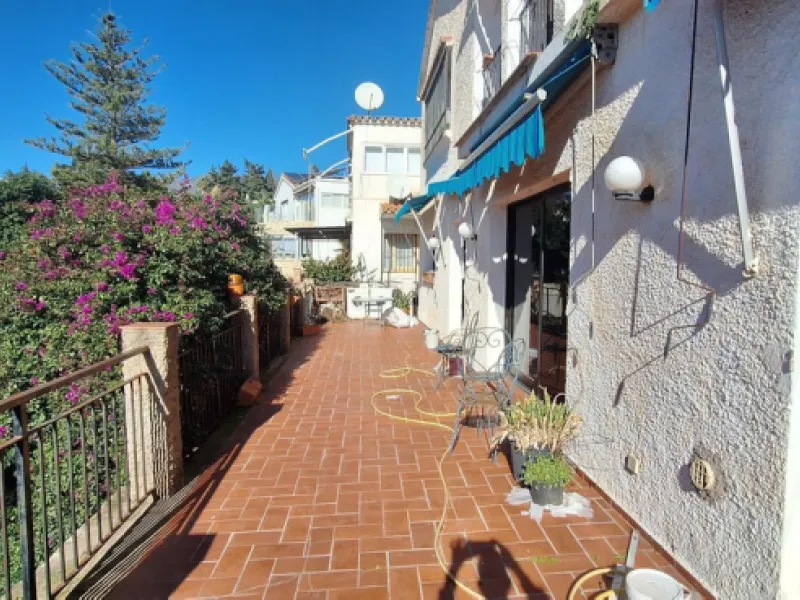 Detached villa in Torreblanca, Fuengirola, with endless renovation possibilities to adapt it to your own lifestyle.