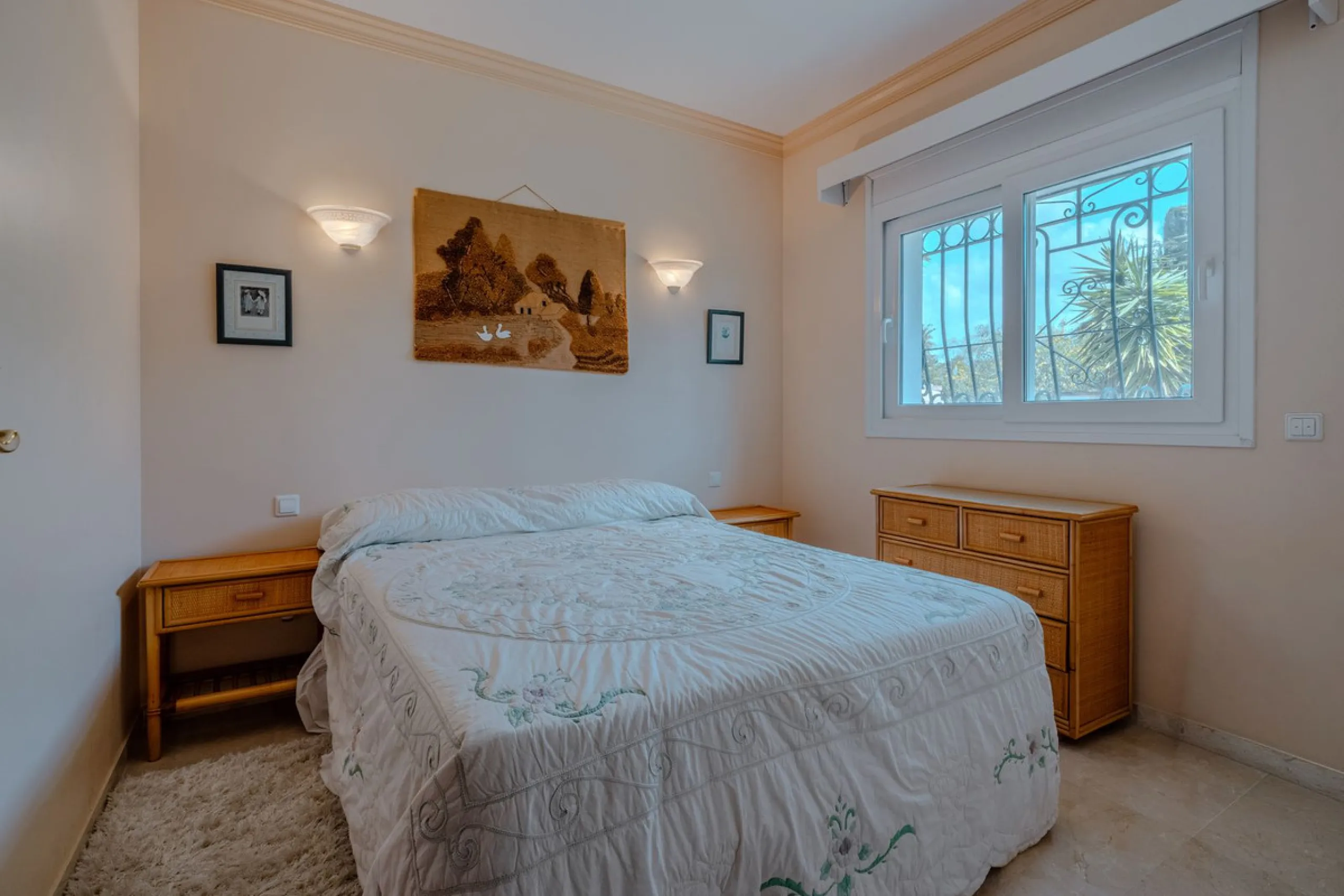 Nestled in the heart of El Paraíso Medio, this beautiful five-bedroom, four-bathroom detached villa offers a perfect blend of timeless Andalusian charm and modern comfort, all within easy walking distance of local amenities.