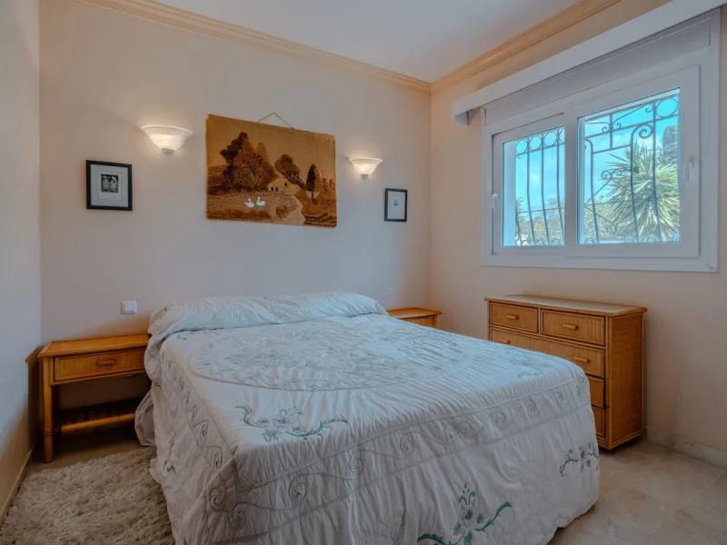 Nestled in the heart of El Paraíso Medio, this beautiful five-bedroom, four-bathroom detached villa offers a perfect blend of timeless Andalusian charm and modern comfort, all within easy walking distance of local amenities.
