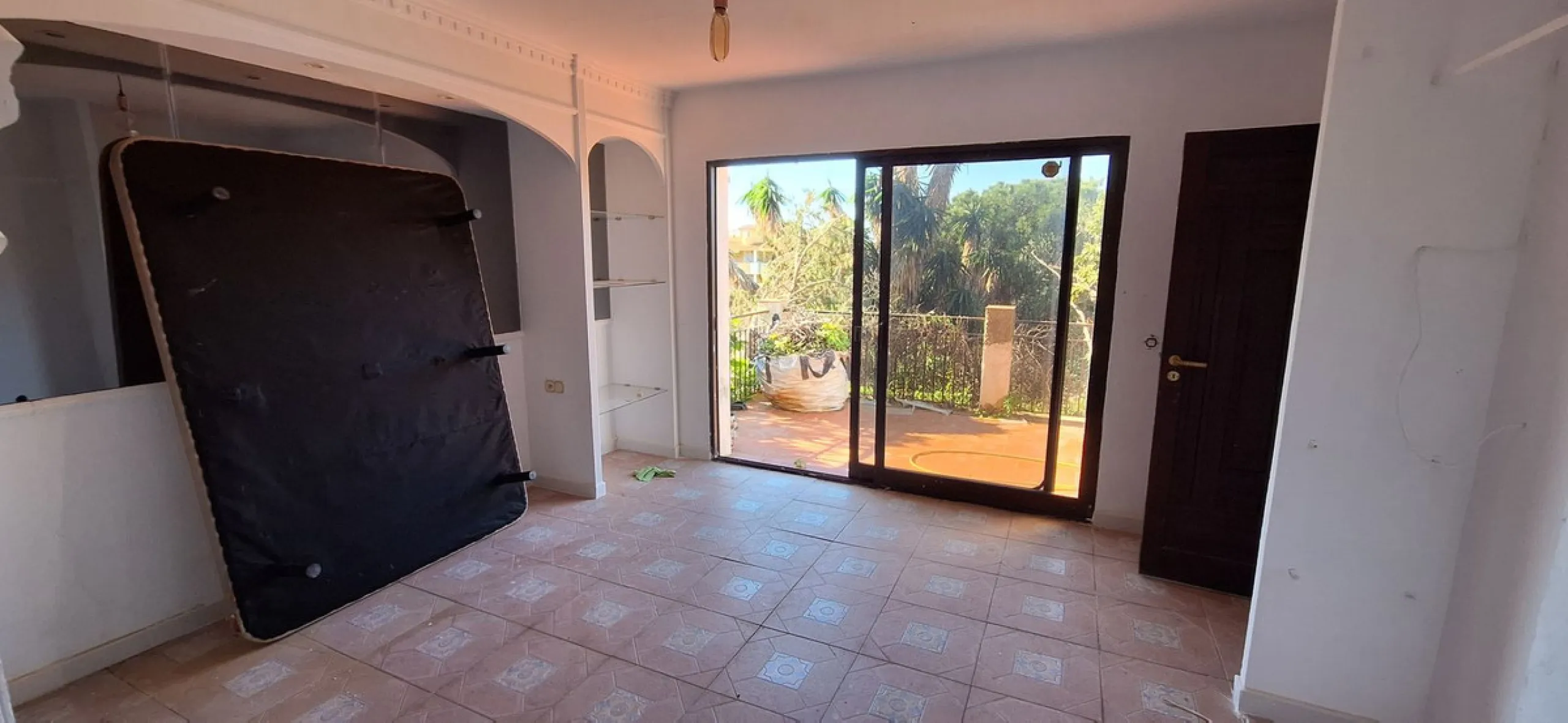 Detached villa in Torreblanca, Fuengirola, with endless renovation possibilities to adapt it to your own lifestyle.