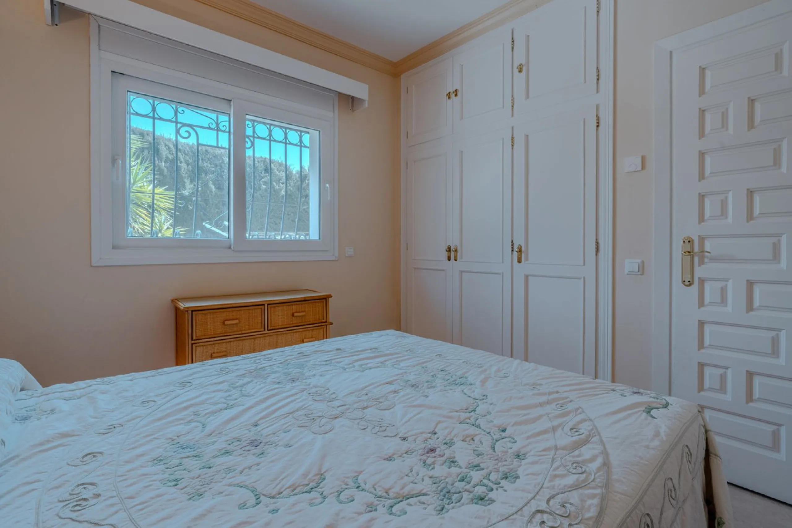 Nestled in the heart of El Paraíso Medio, this beautiful five-bedroom, four-bathroom detached villa offers a perfect blend of timeless Andalusian charm and modern comfort, all within easy walking distance of local amenities.
