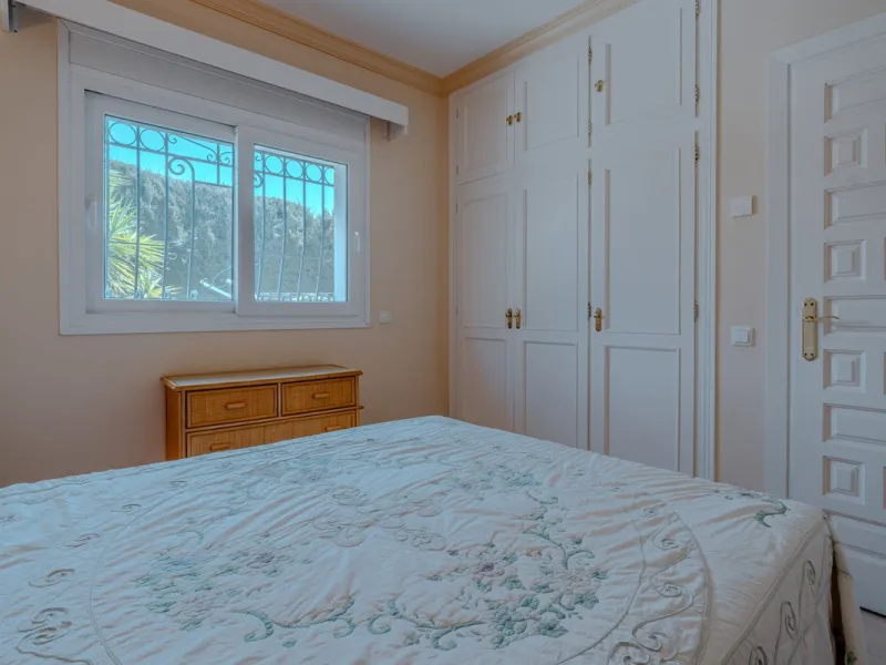 Nestled in the heart of El Paraíso Medio, this beautiful five-bedroom, four-bathroom detached villa offers a perfect blend of timeless Andalusian charm and modern comfort, all within easy walking distance of local amenities.