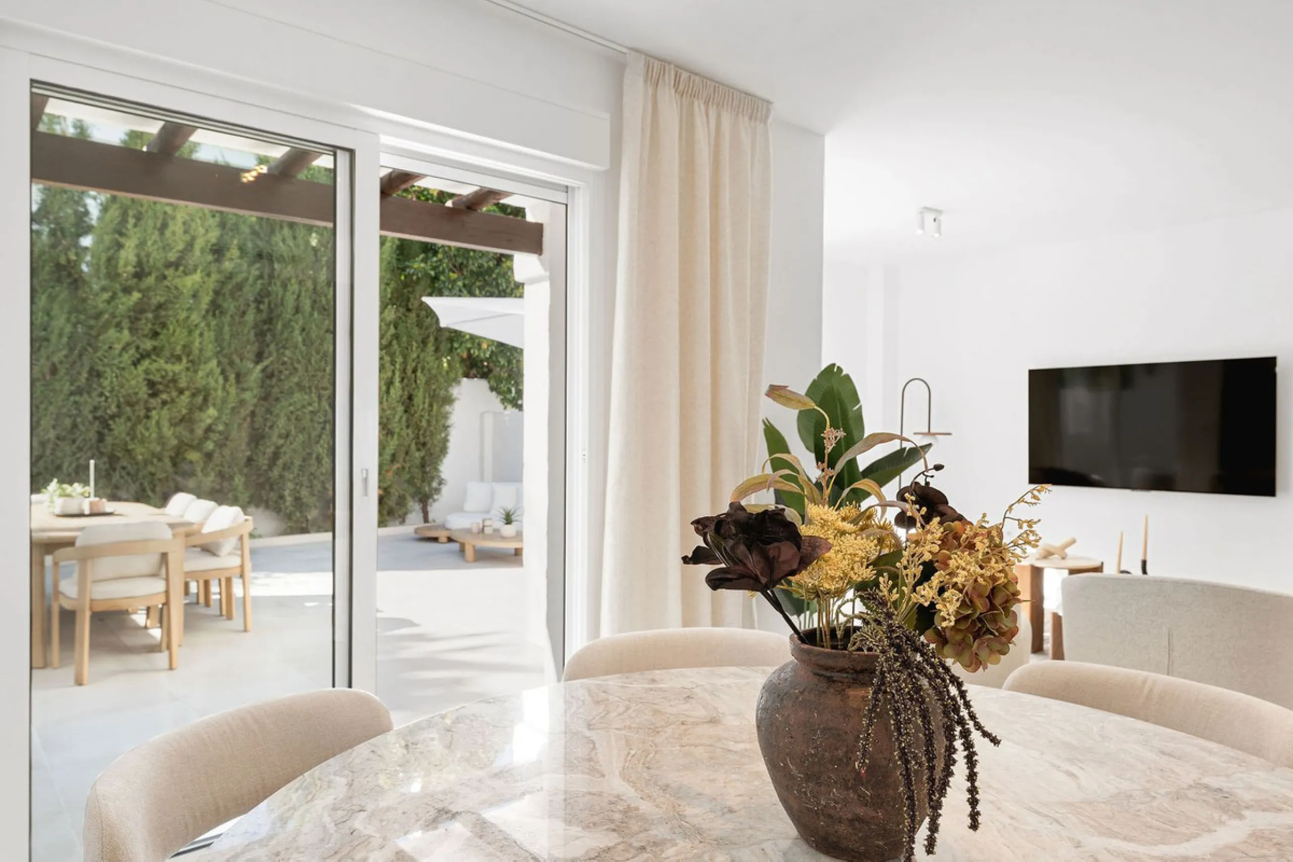 Welcome to this exceptional townhouse where contemporary luxury meets comfort and effortless lifestyle!