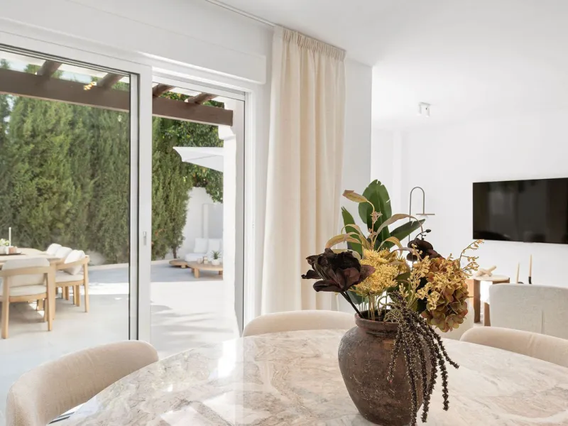 Welcome to this exceptional townhouse where contemporary luxury meets comfort and effortless lifestyle!