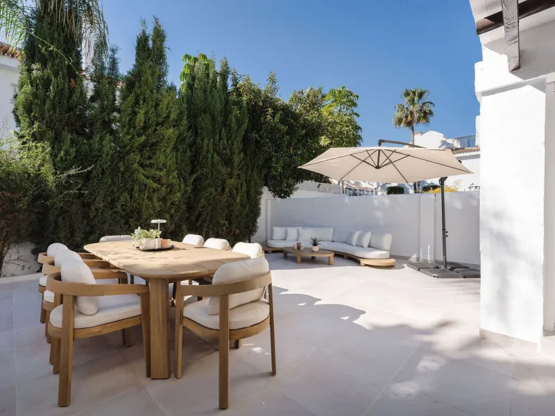 Welcome to this exceptional townhouse where contemporary luxury meets comfort and effortless lifestyle!